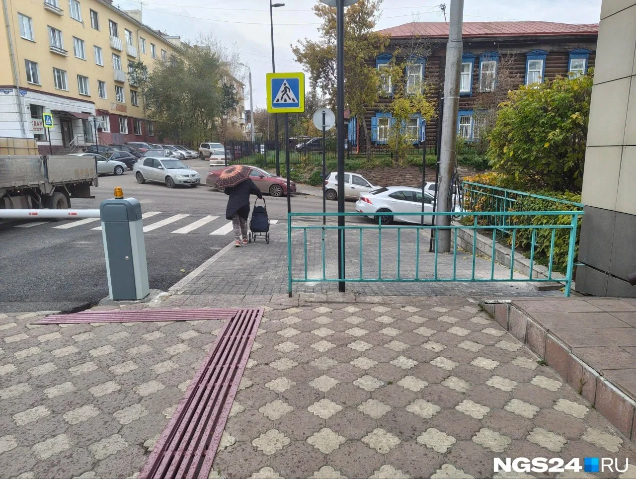 ❗️В центре Красноярска проход к улице Кирова у стадиона «Локомотив» перекрыли забором