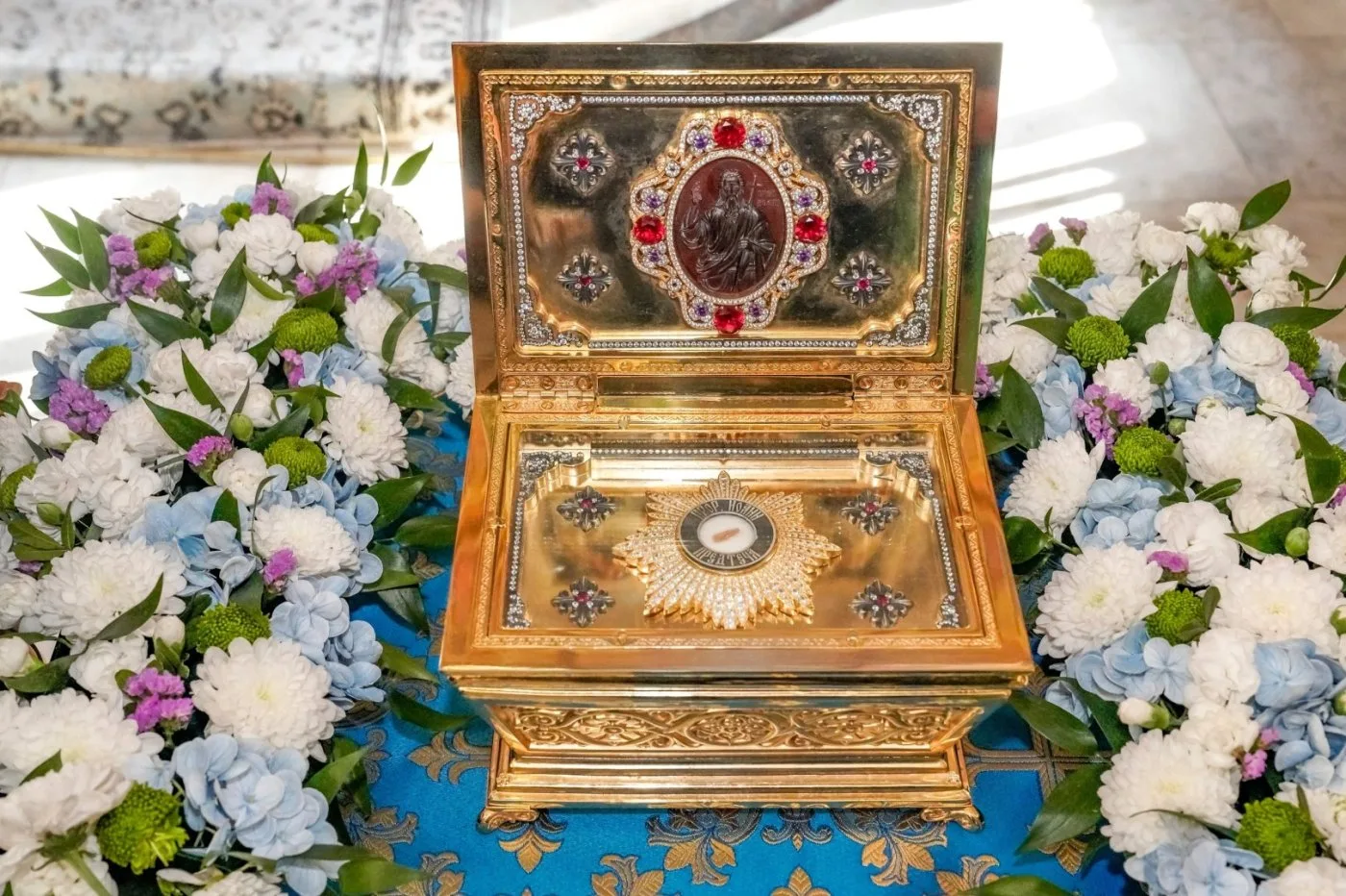 Верующие из Нижневартовска доставили мощи Иоанна Предтечи в Ханты-Мансийск