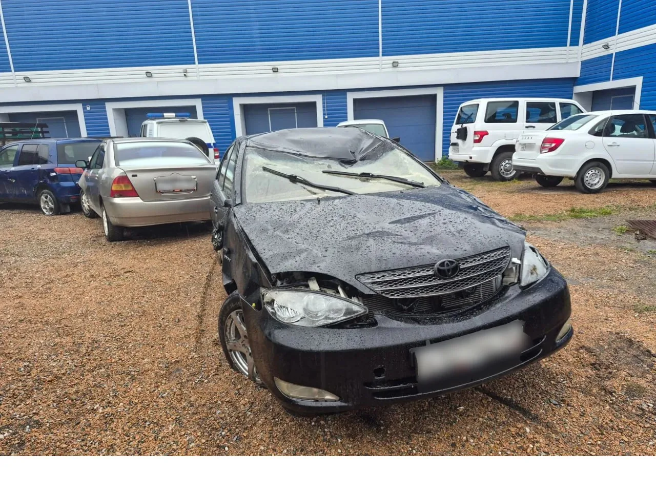 Возле Усть-Коксы перевернулась Toyota Camry с супружеской парой, водитель был нетрезв.