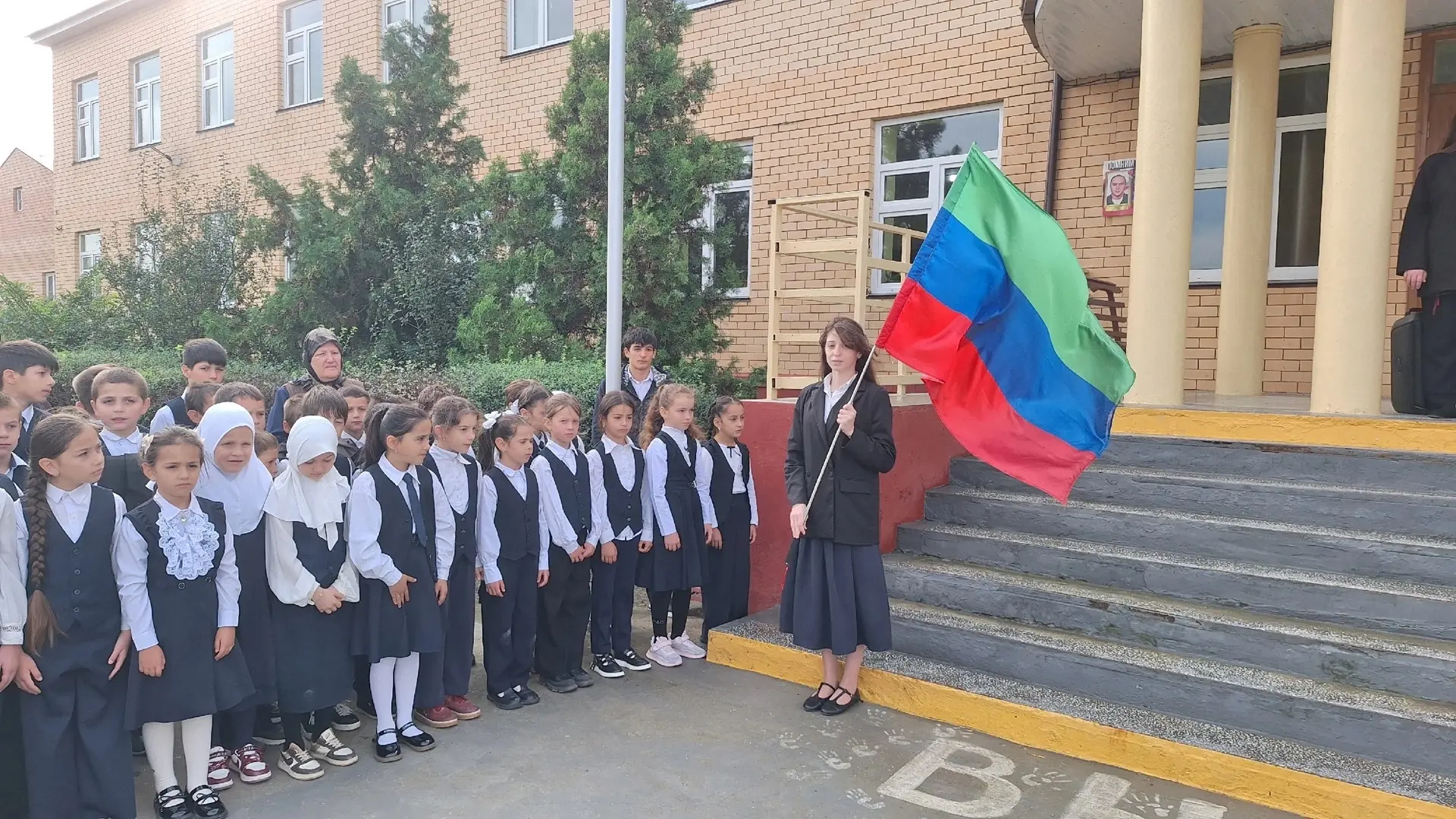Сегодня, 12 октября, учебная неделя в нашей школе традиционно началась с торжественной ...