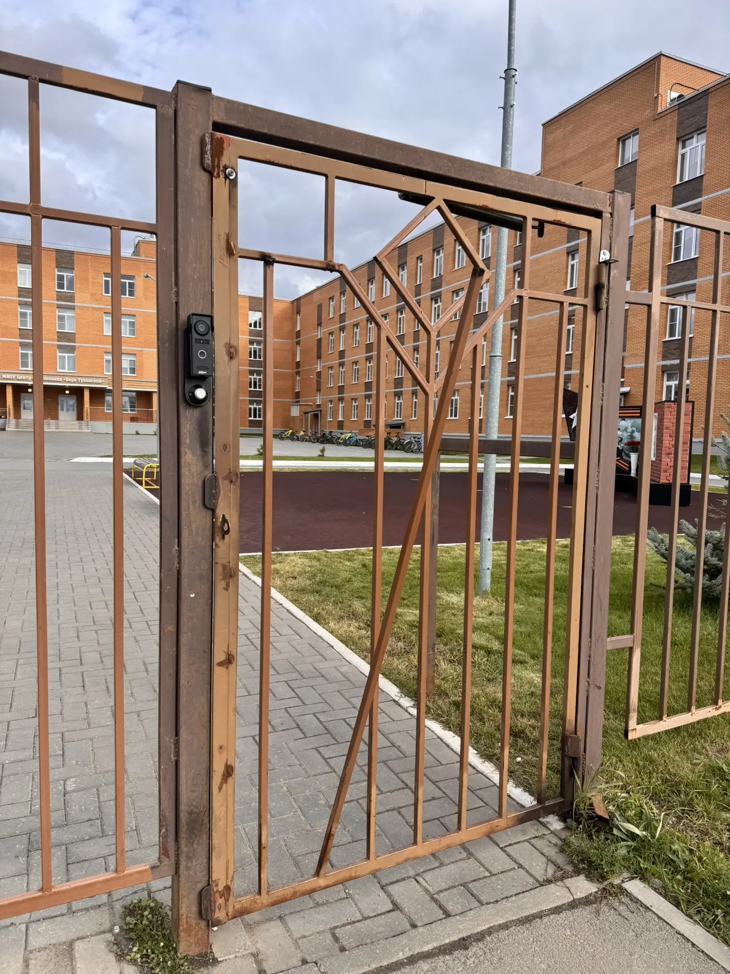 В новую школу сегодня можно попасть проще обычного, сообщают наши односельчане