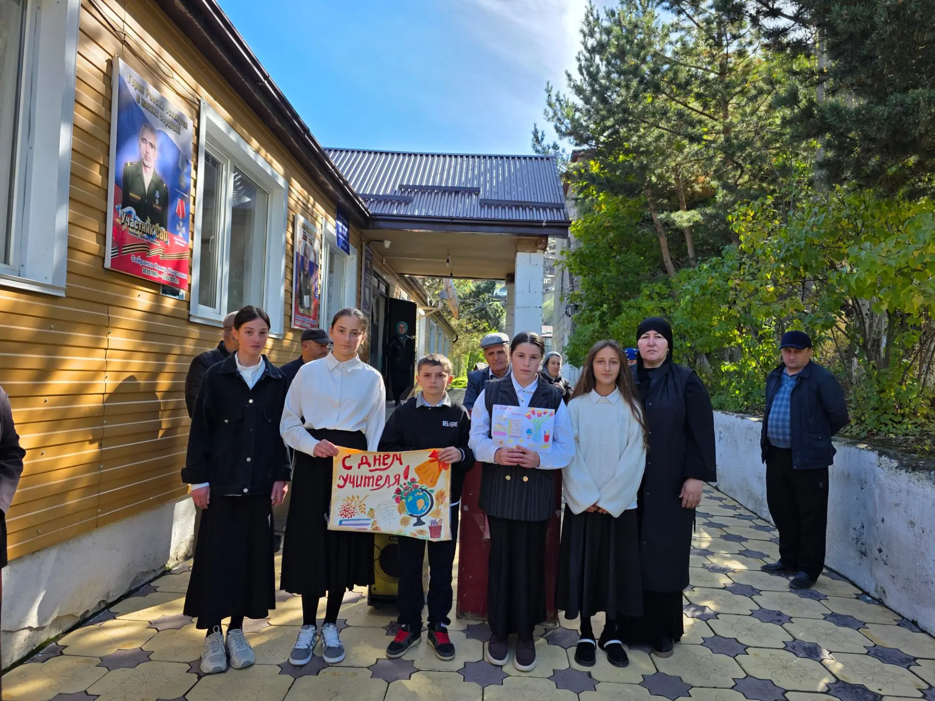 День учителя в МКОУ"КИНИНСКАЯ СОШ " Ежегодно 5 октября свыше ста государств отмечают Вс...