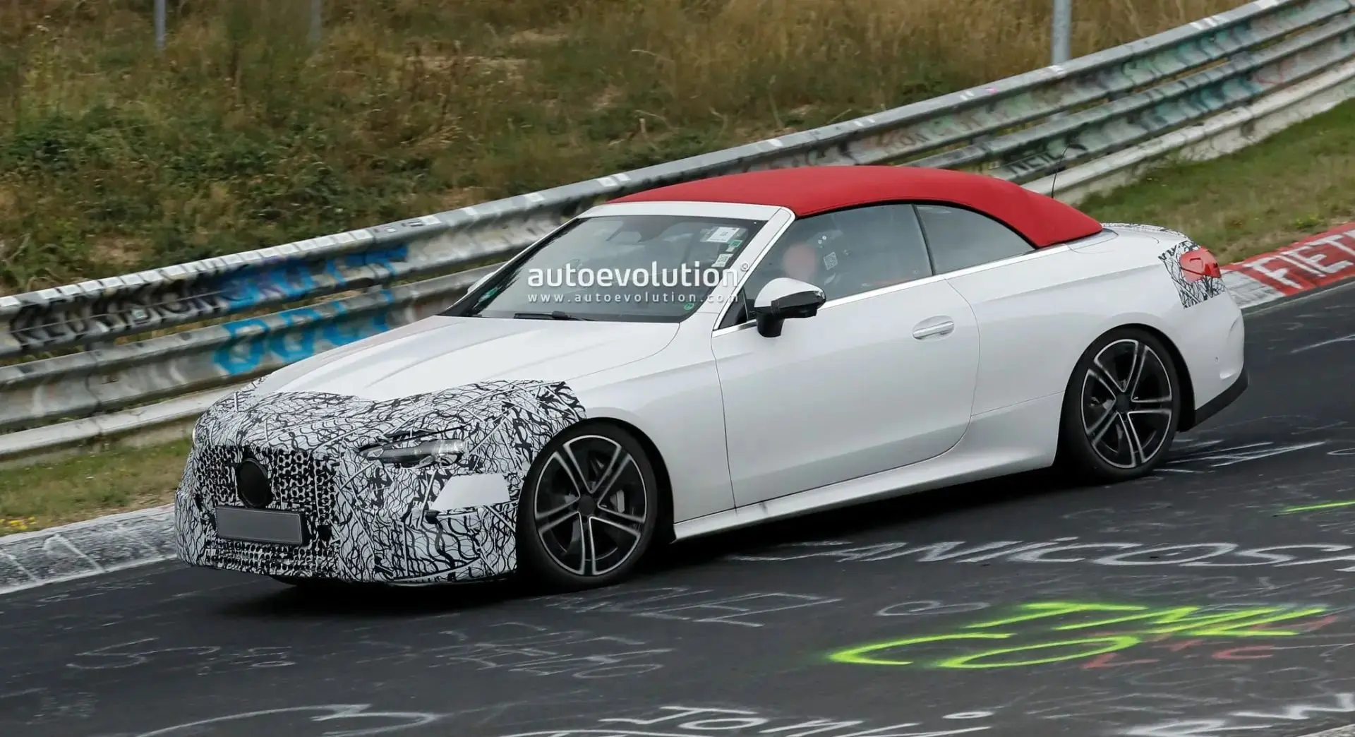 Mercedes-Benz начала дорожные испытания обновлённого CLE Cabriolet. Прототип был замече...