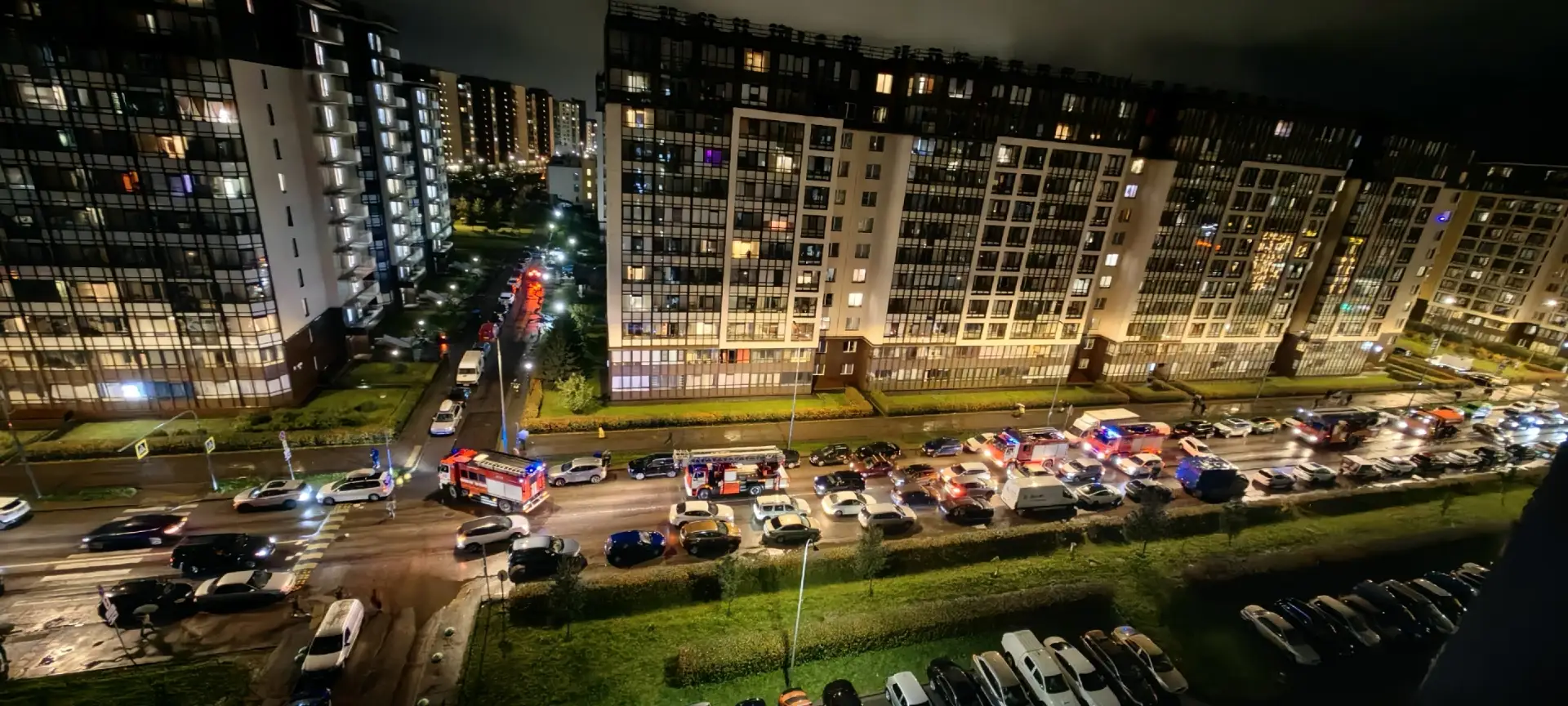 Жильцов многоэтажки на проспекте Ветеранов эвакуировали из-за пожара