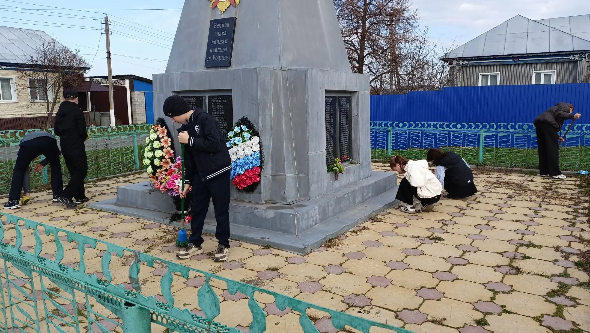 🍂«Дорога к обелиску»: активисты движения Первых вышли на субботник