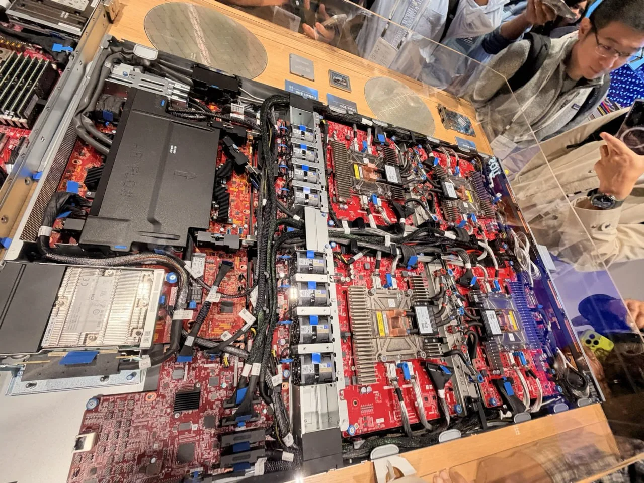 А вот и вычислительная нода на базе x4 XPU Microsoft Maia 300.
