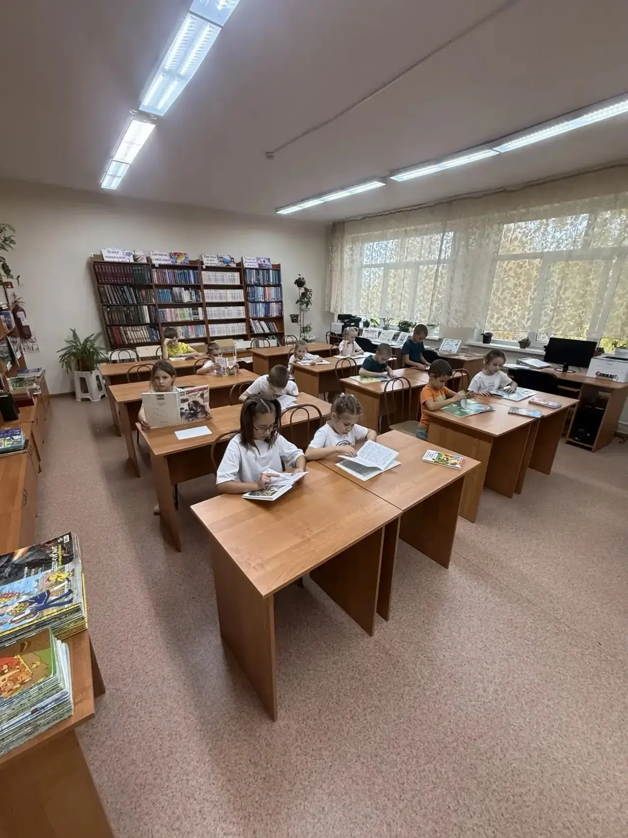 📚В первом корпусе ученики первых классов посетили внеклассные занятия  в библиотеке.