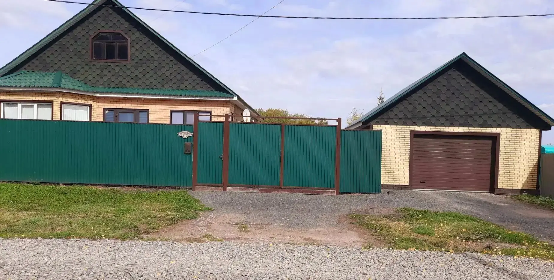 Продаётся дом в центре с. Шарлык общей площадью 115 кв.метров, частично с мебелью.