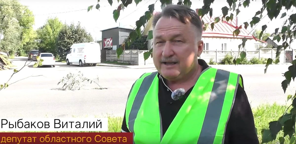 Виталий Рыбаков заявил о "халтурном" ремонте дороги на улице Городской