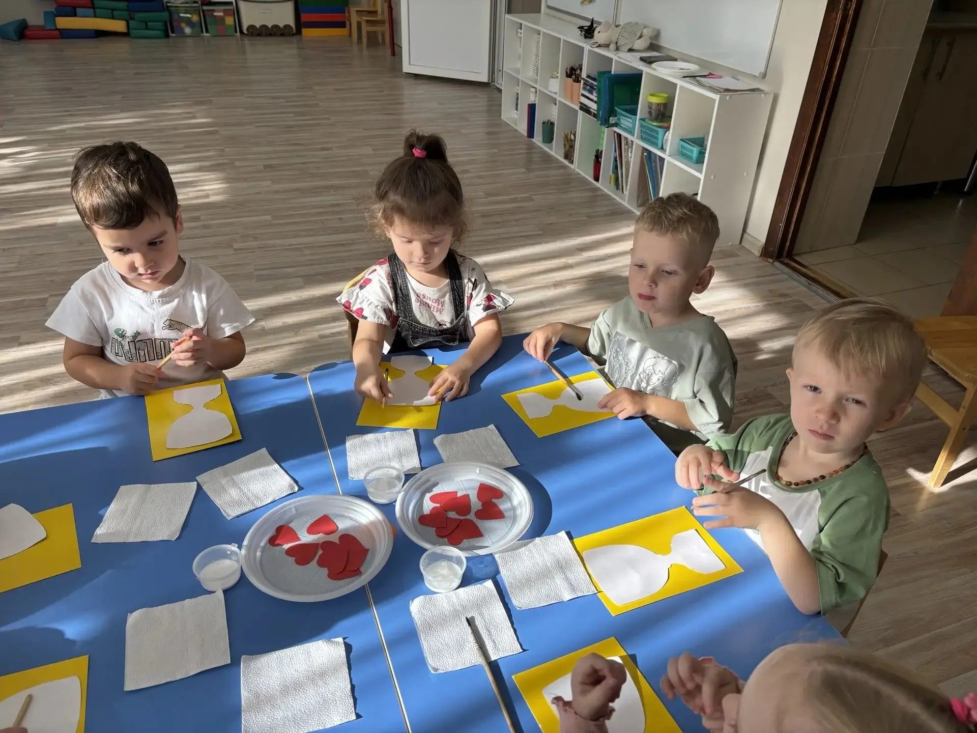 🎉 В преддверии Дня отца в группе «Пчёлка» творили с любовью! 💕
