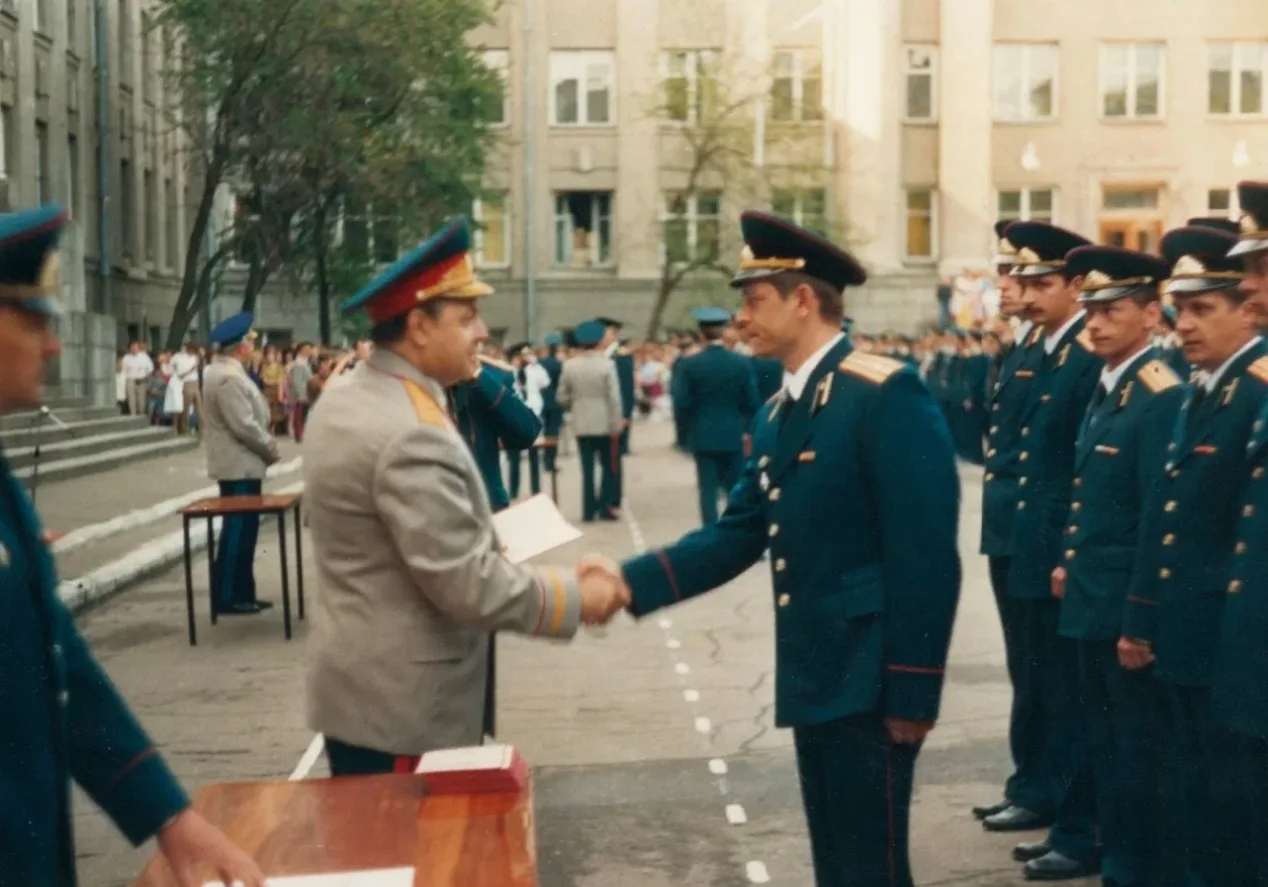 Виктор Буров — полковник в отставке и кандидат технических наук. Он преподает в Новочер...