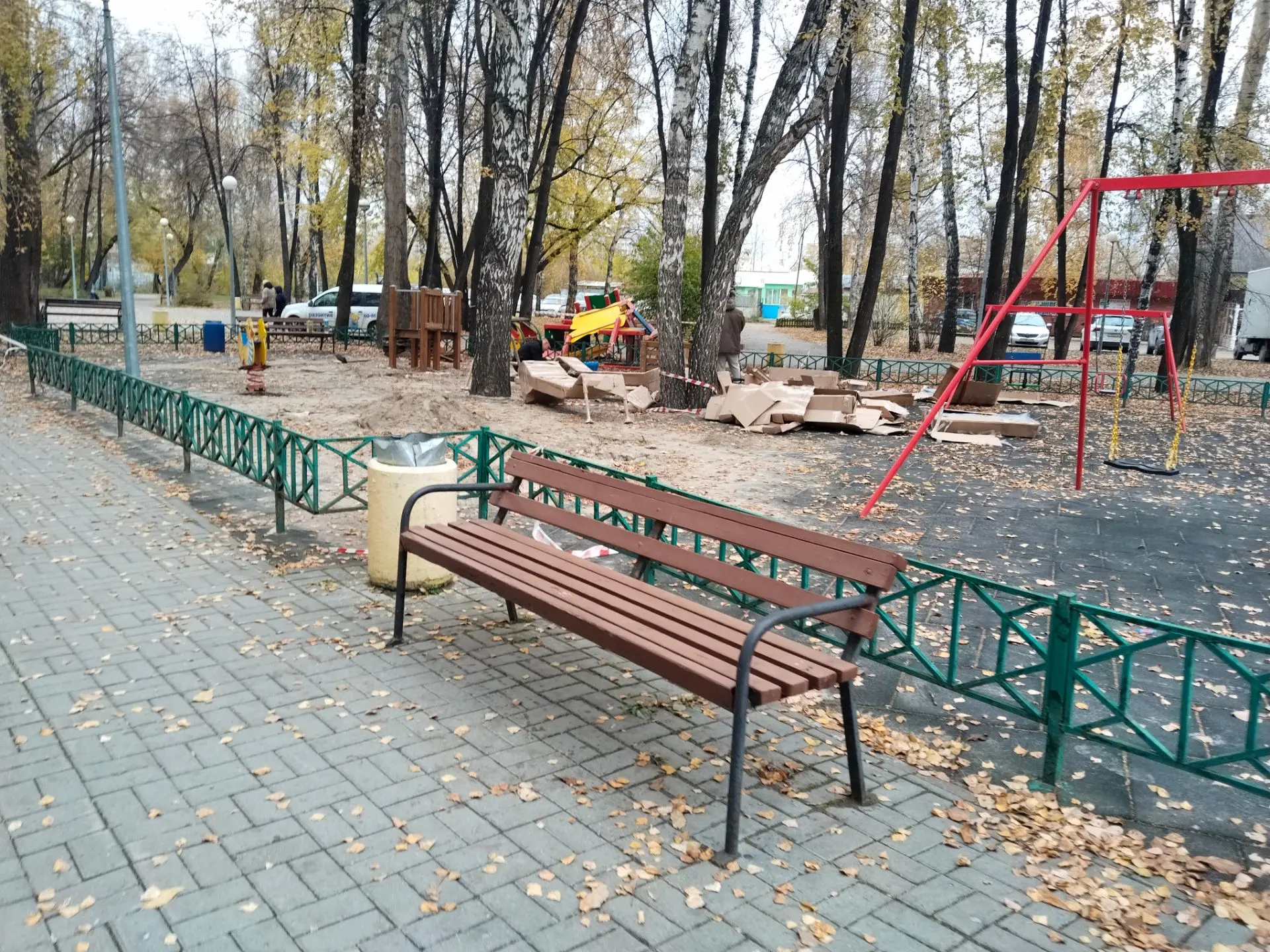 Скоро в сквере Юности появится новая игровая площадка. Рабочие уже демонтировали старые...