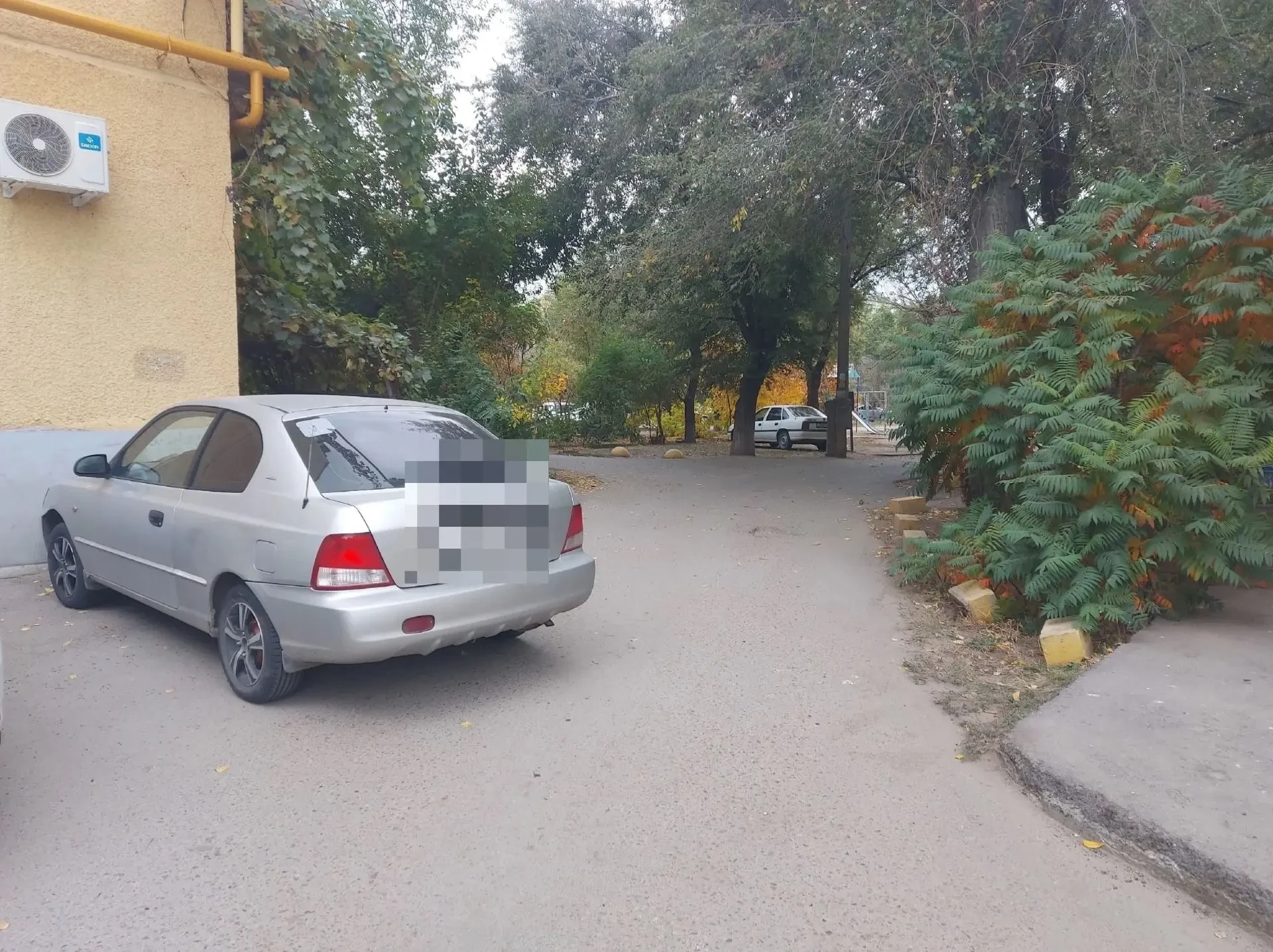 🚗 На Советской машина заблокировала въезд во двор
