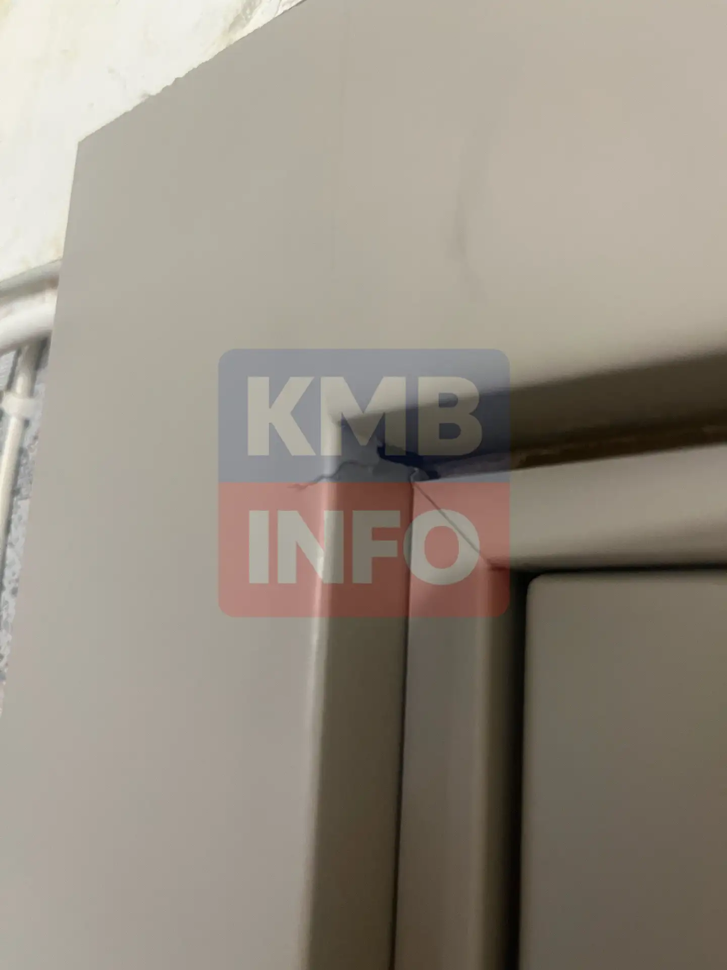 Двери с браком, мат — в комплекте? Житель Ессентуков пожаловался на установку с «сюрпри...