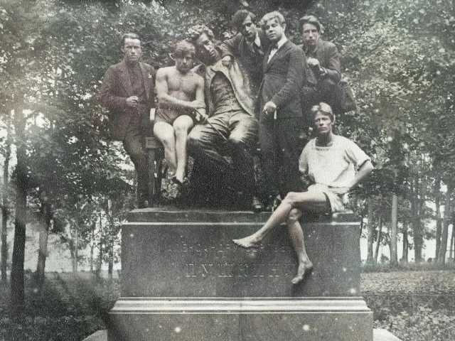 На фото - Сергей Есенин у памятника Пушкину в Лицейском саду, 1924 год.