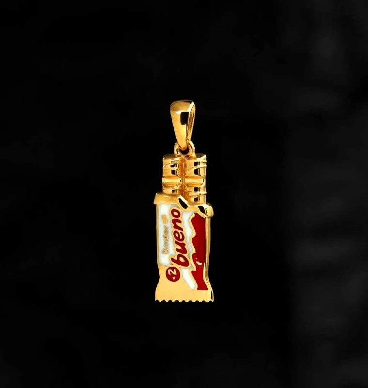 🍫Po Krugu превратил Kinder Bueno в украшение — теперь сладкое можно носить на шее.