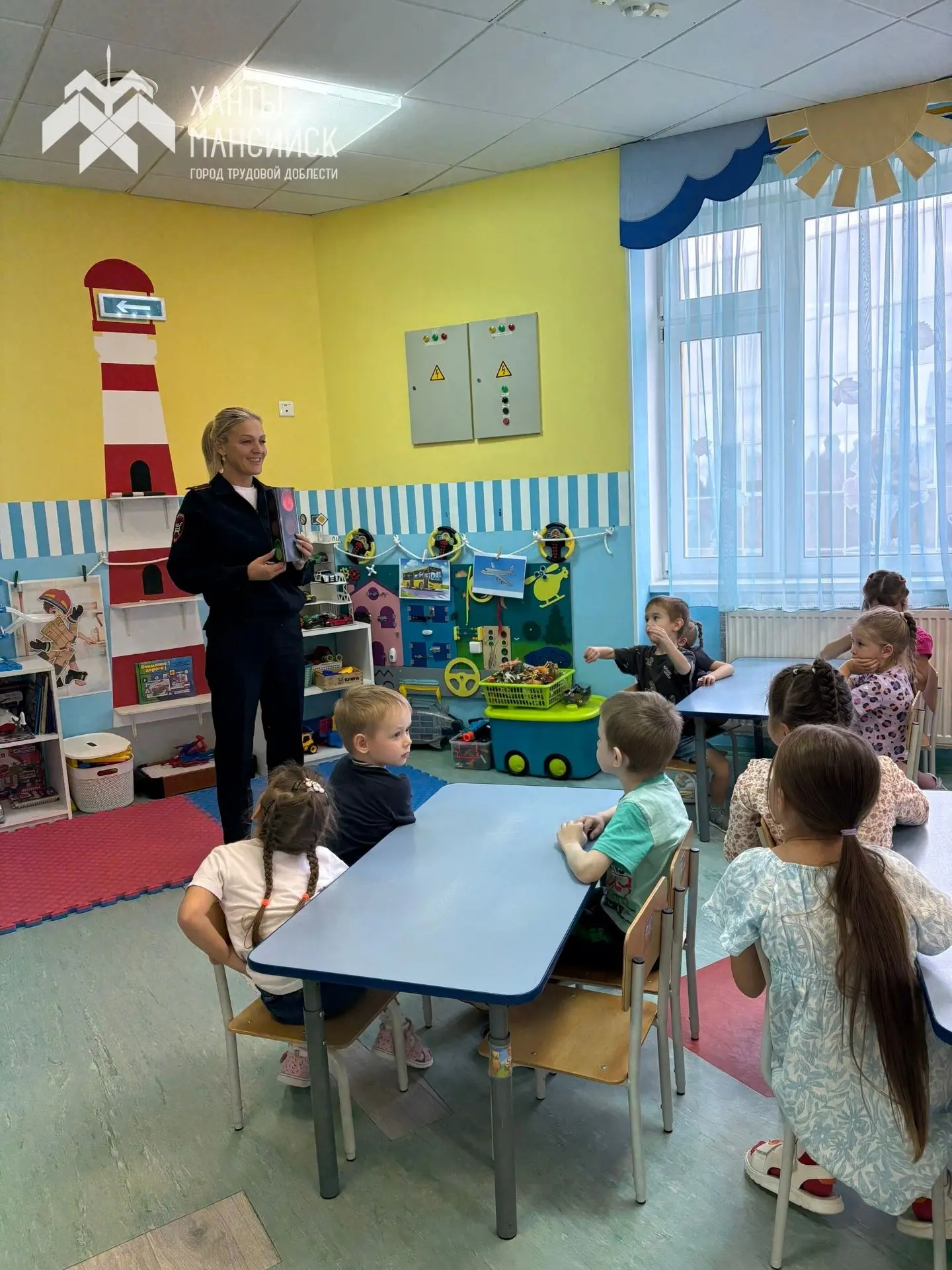 🚦7 октября в гости к группе №19 «Умники и умницы» приходила инспектор ГИБДД Сурикова А...