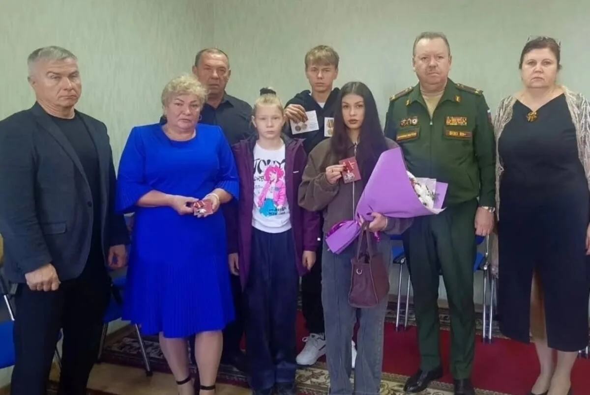 В Почепе родным погибших в СВО героев вручили госнаграды