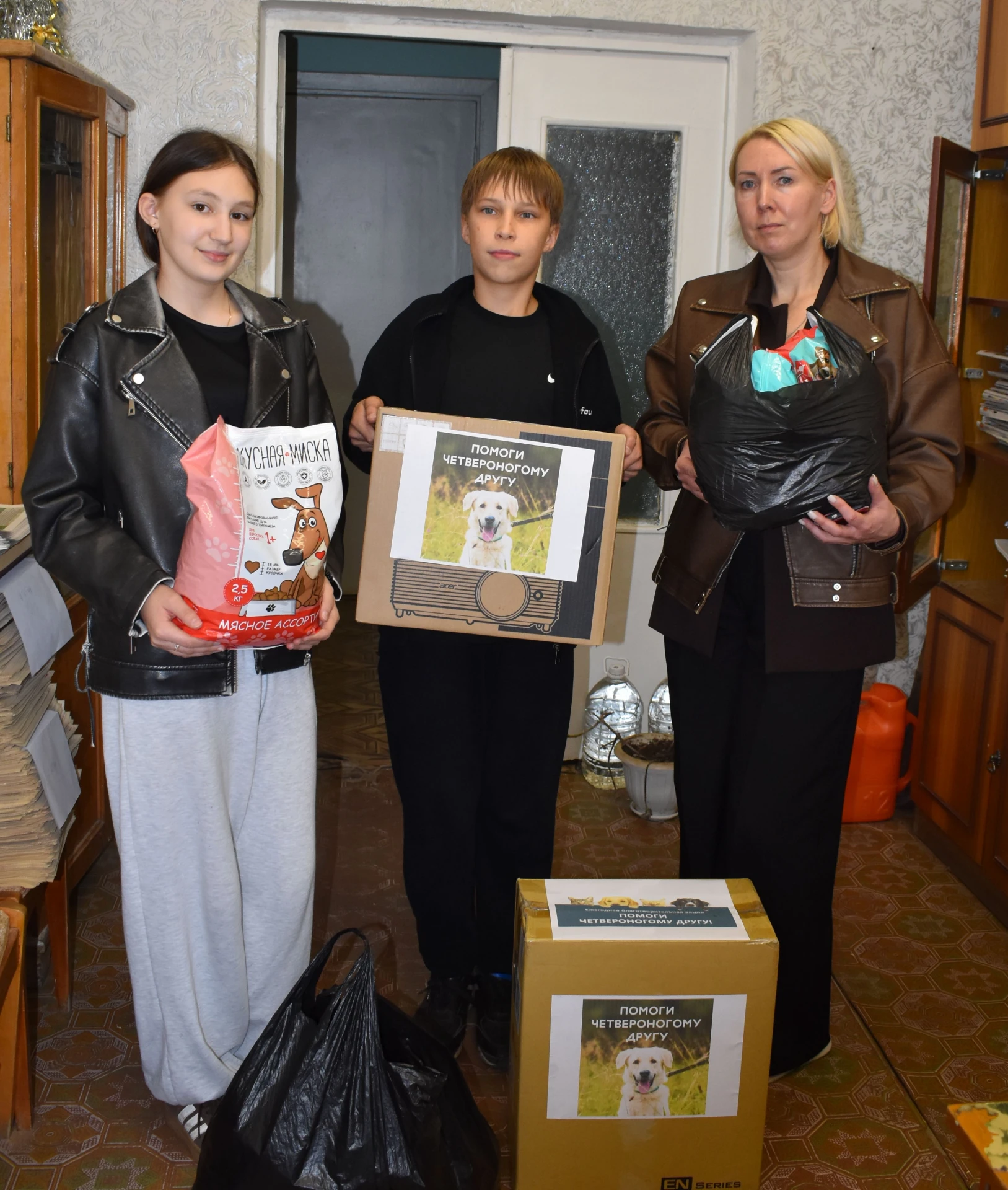 Сегодня в редакцию приехали гости из школы с.Батрак с гостинцами для подопечных каменск...