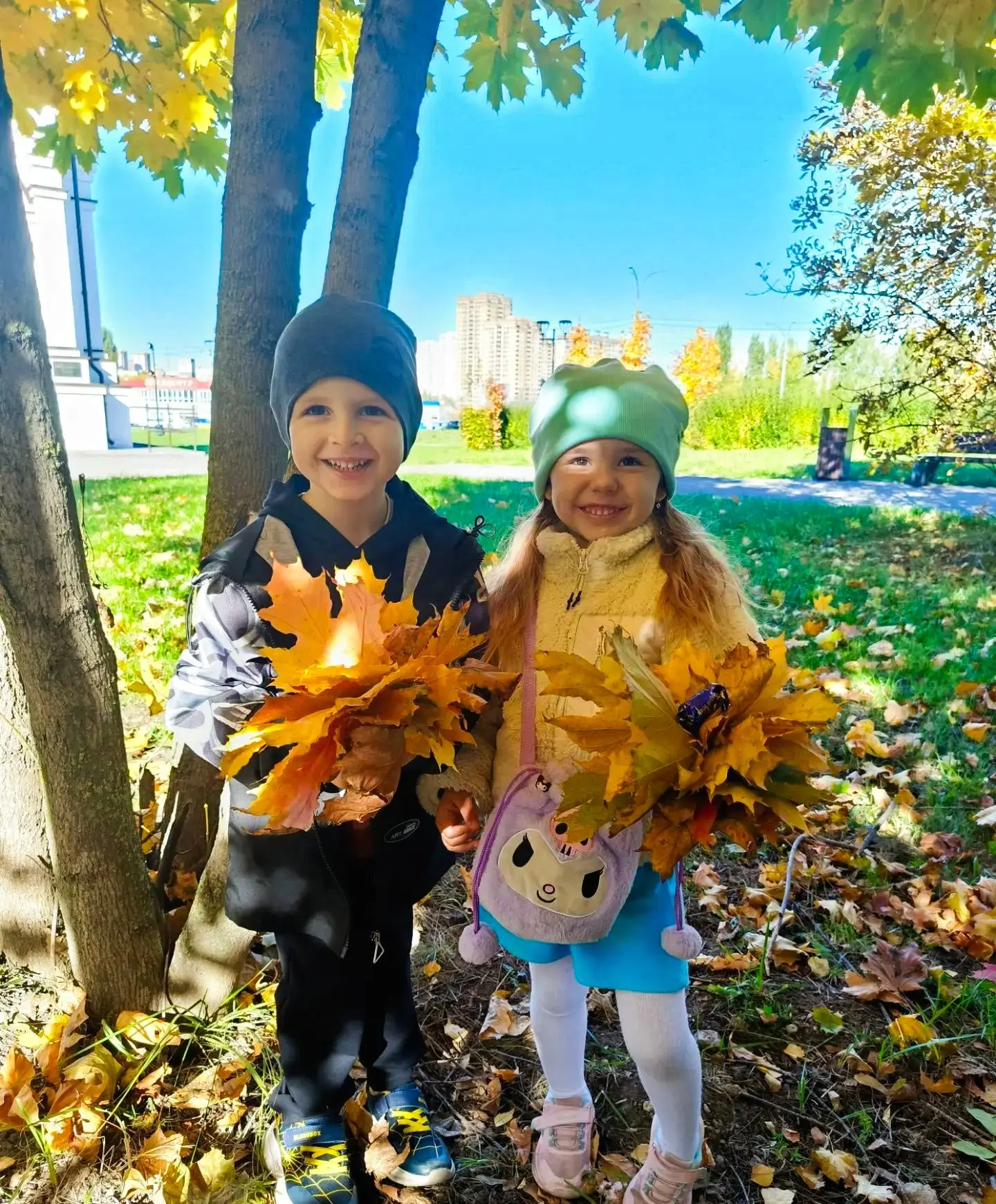 Осенний парк, листья под ногами — и эти двое 🍂