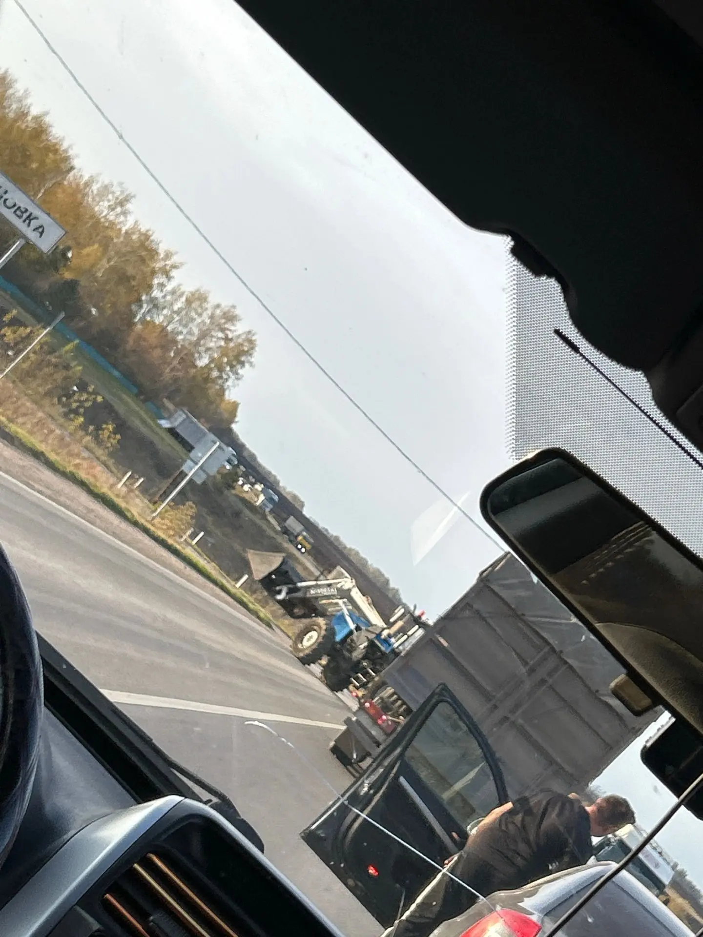 🐷 Под Булановкой на ж/д переезде Глуховского перевернулся КАМАЗ с поросятами.
