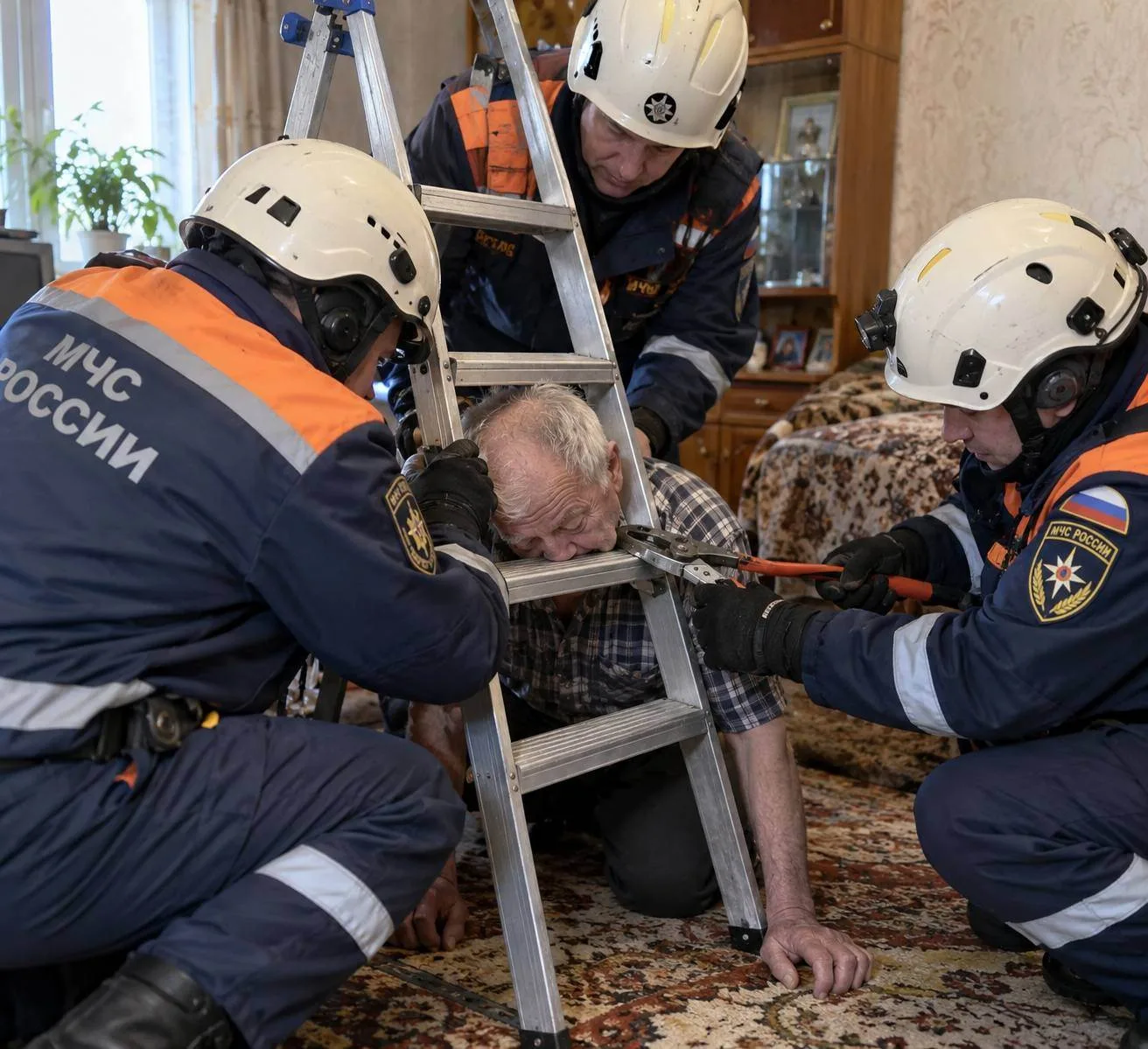 В Уфе металлическая стремянка превратилась в ловушку для пожилого мужчины. Потеряв равн...
