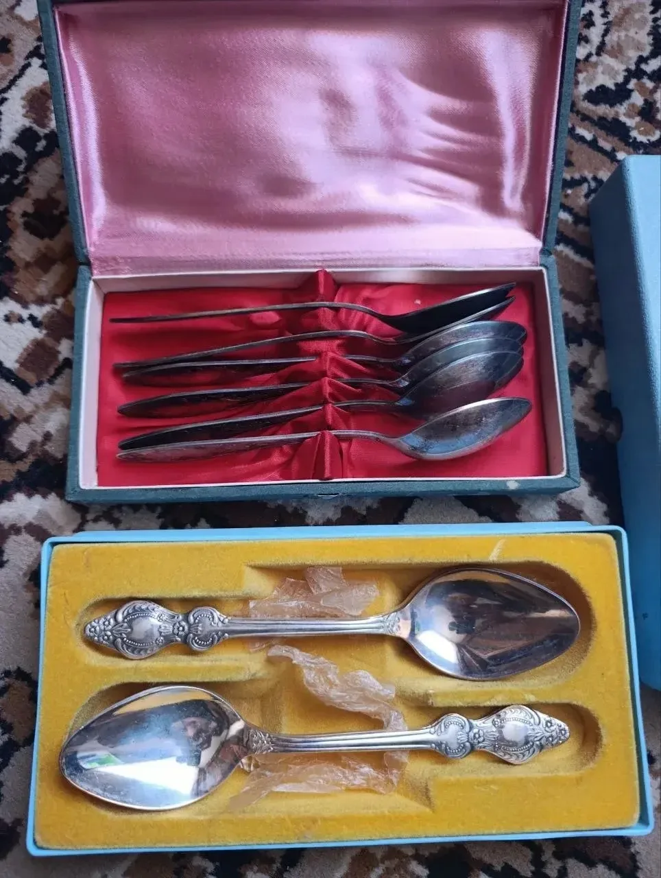 Продам два старых набора ложек цену предлагайте сами. 89662736682