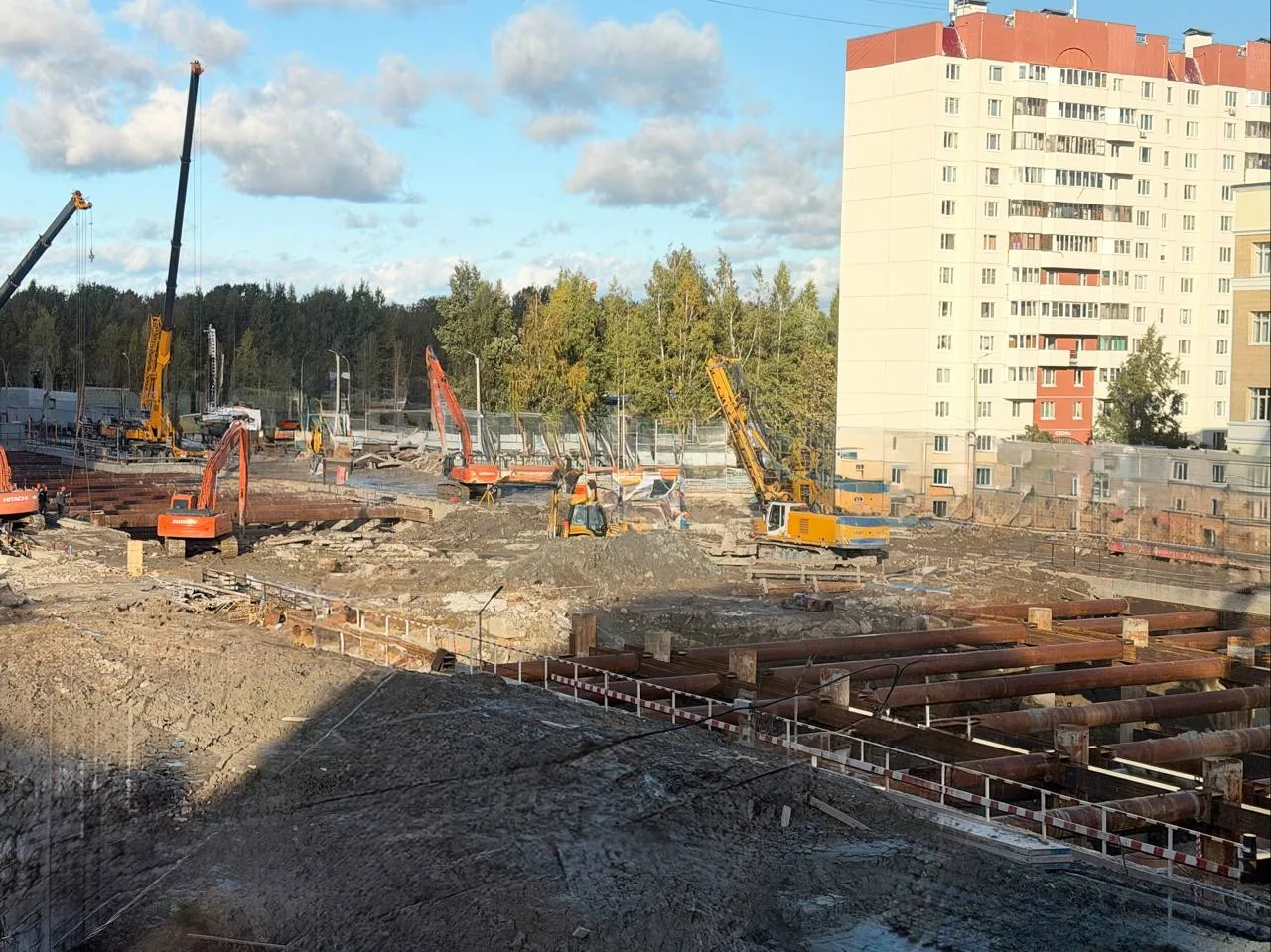 👷🏻‍♂️ На станции «Богатырская» продолжается разработка котлована.
