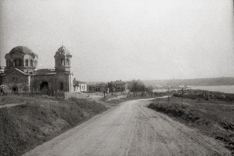 🤔 Узнаёте это место? На снимке — разрушенное здание, 1944 год.