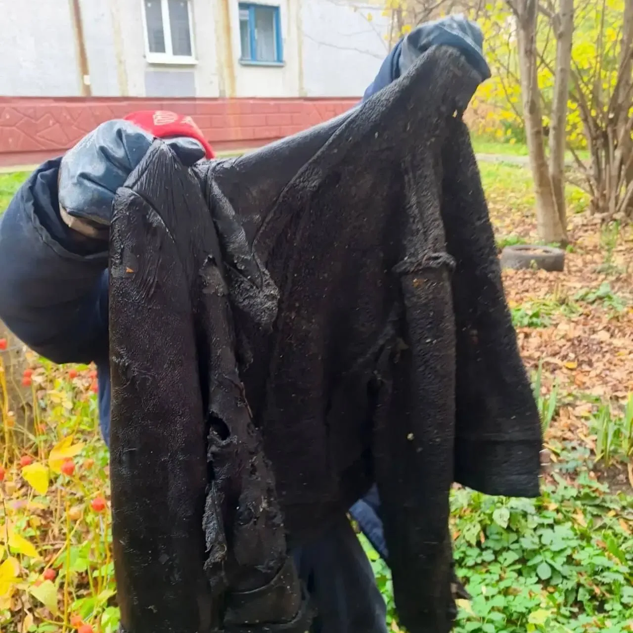 В Калуге на улице Дружбы, 11, в канализации обнаружили куртку — её смыли в унитаз или в...