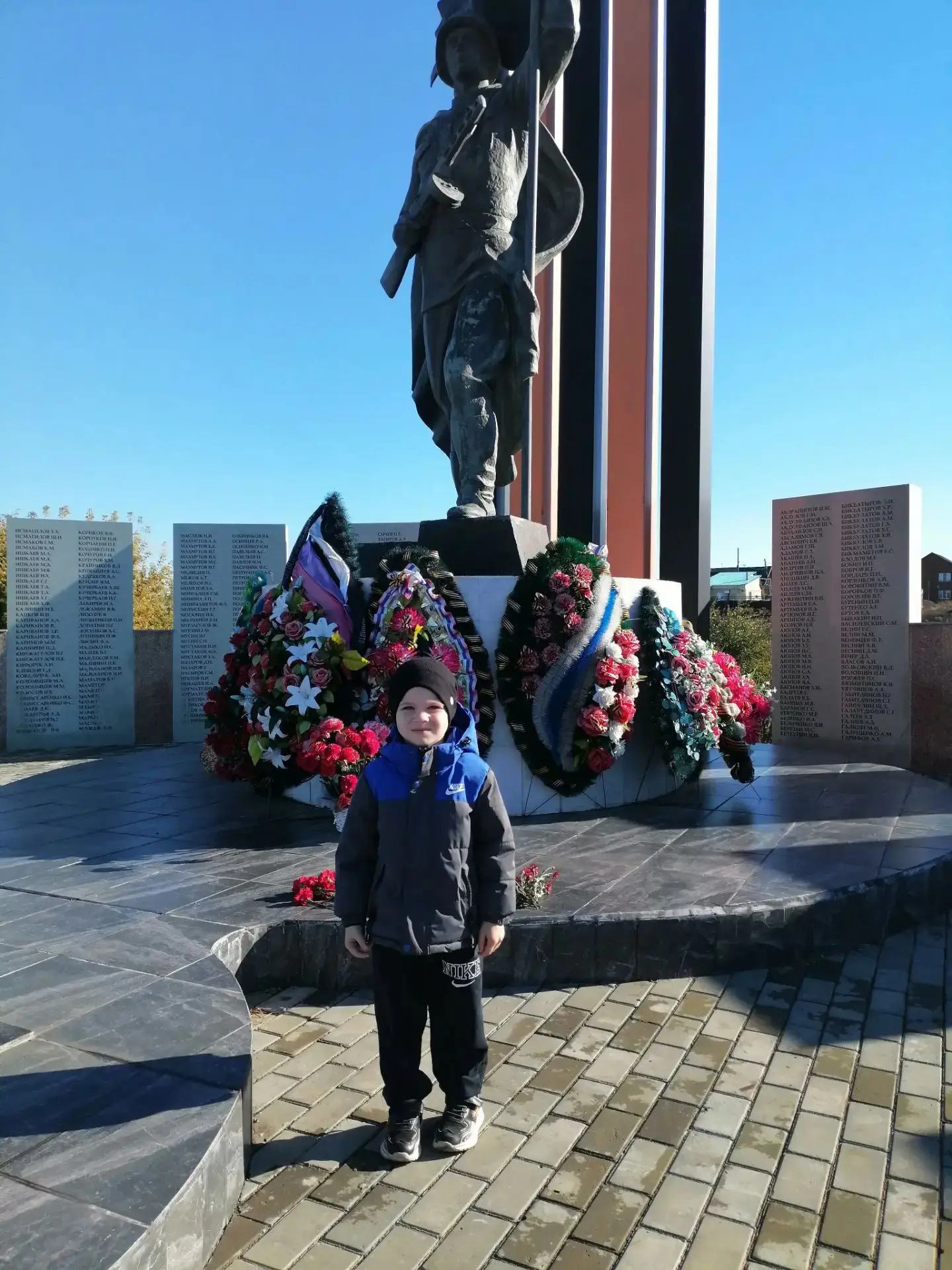 Воспитанник смешанной дошкольной группы Роман И. принимает участие в Акции "Подари цвет...
