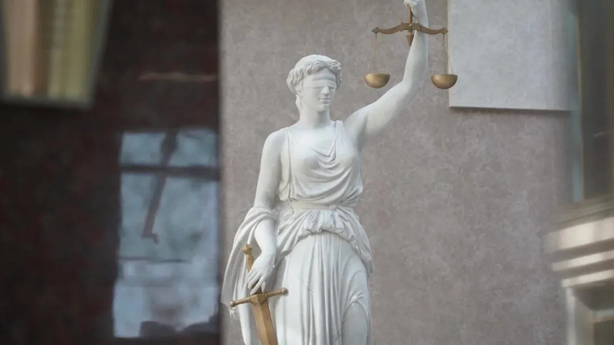 Суд в Петербурге оштрафовал студентку-медика за взятку к экзамену по фармакологии