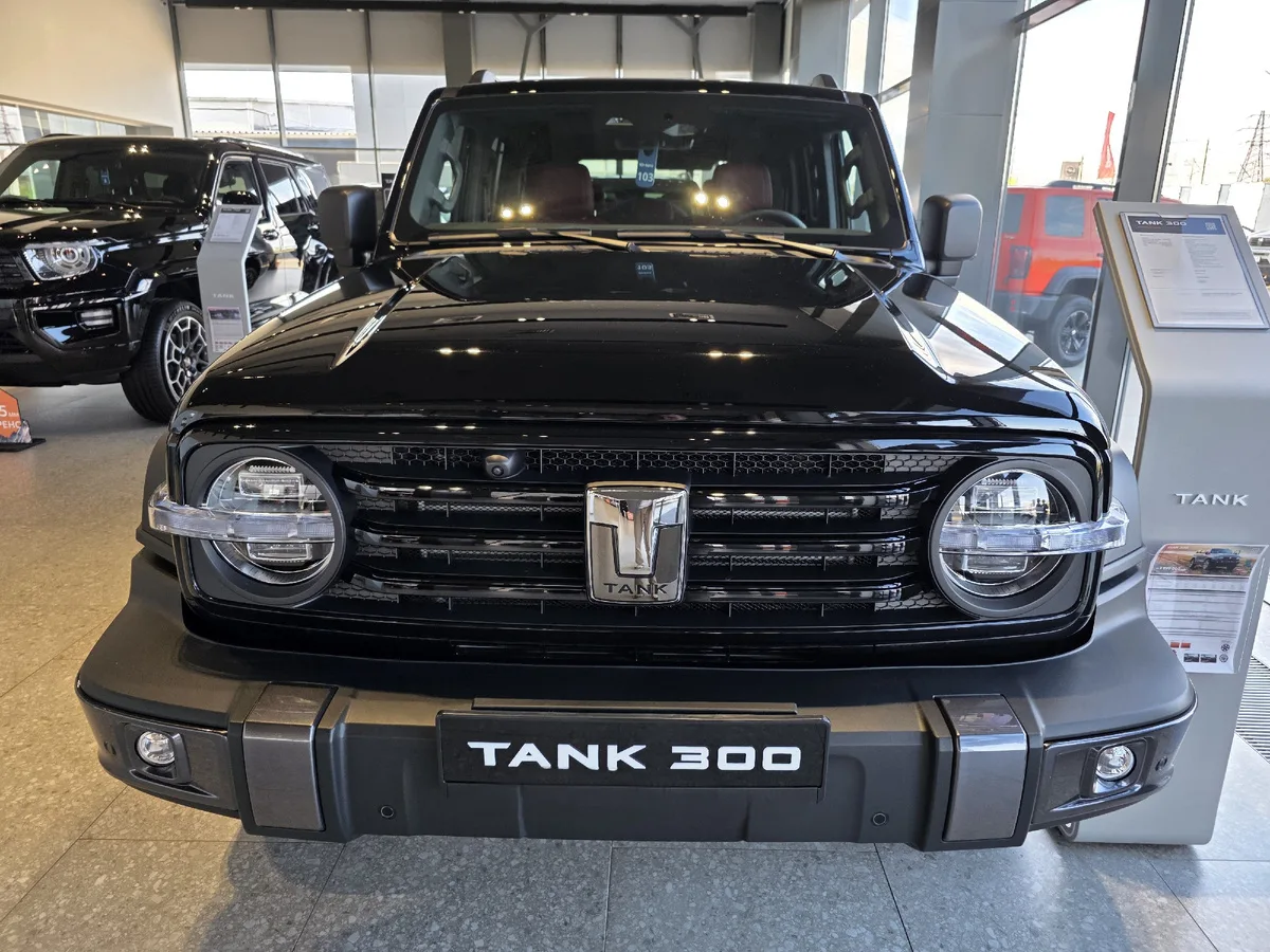 TANK 300 Part-Time — бордовая кожа внутри, честный внедорожник под капотом.