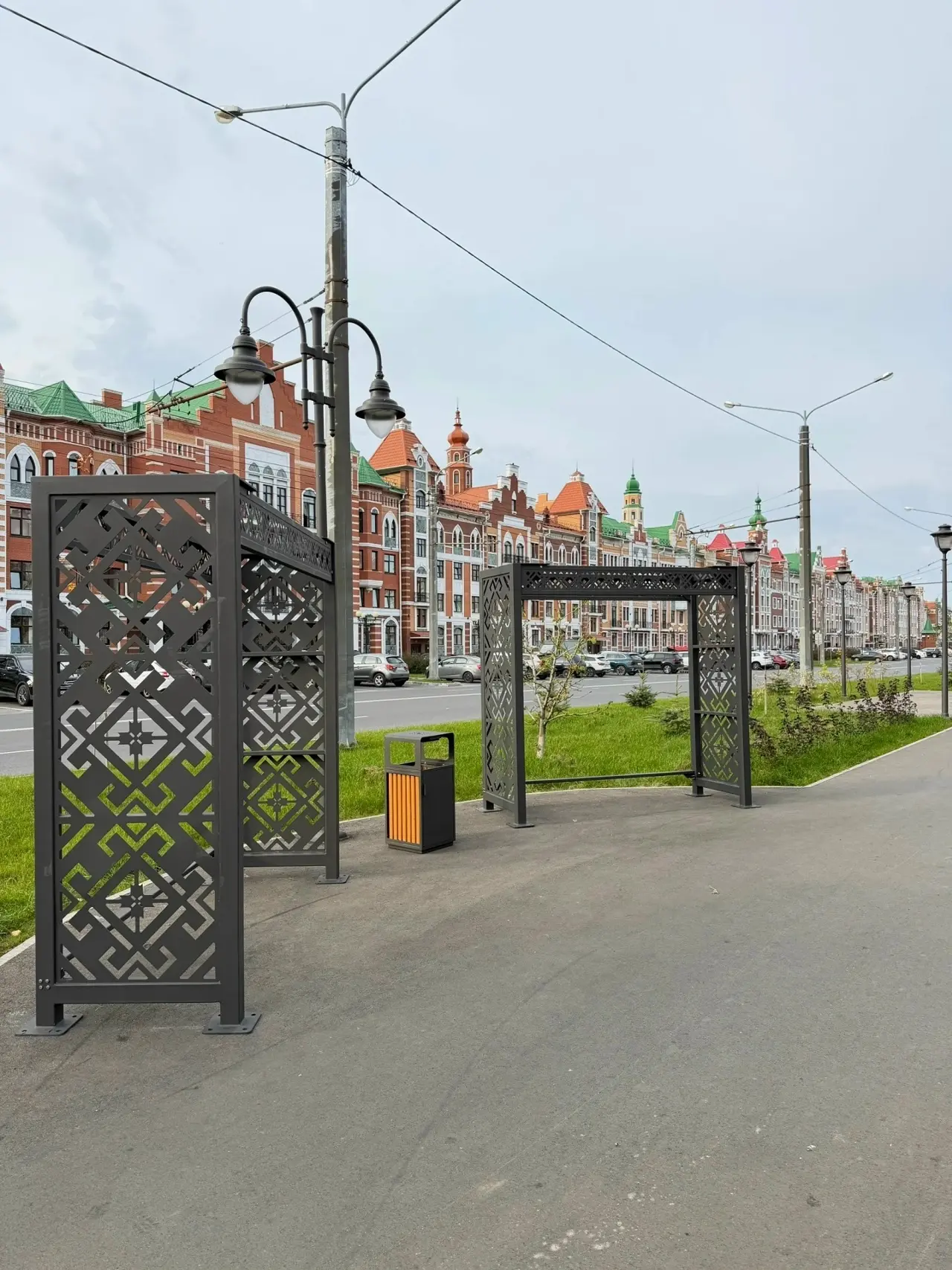 🛠 На Воскресенском проспекте Йошкар-Олы устанавливают арт-объекты и качели