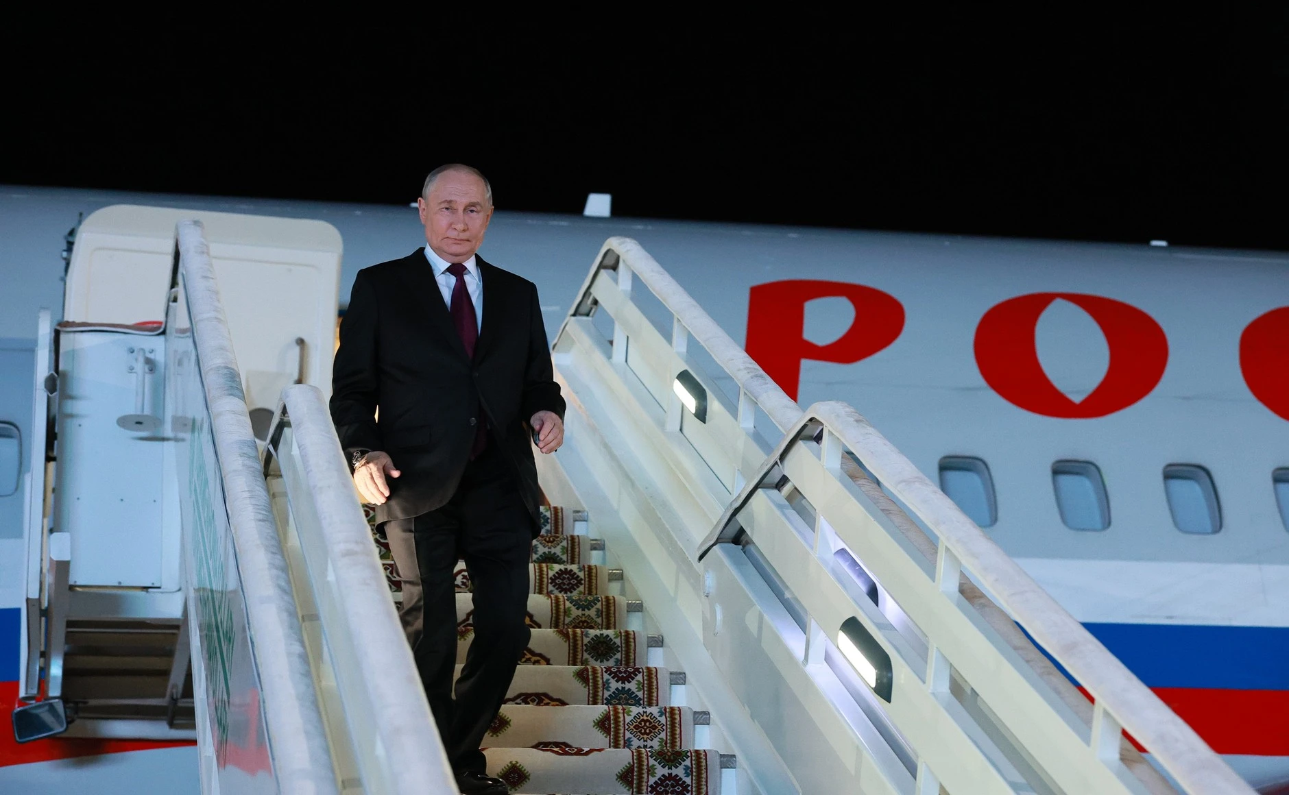 Президента России в Туркмении угощали национальными блюдами: плов с индейкой и бараньи ...