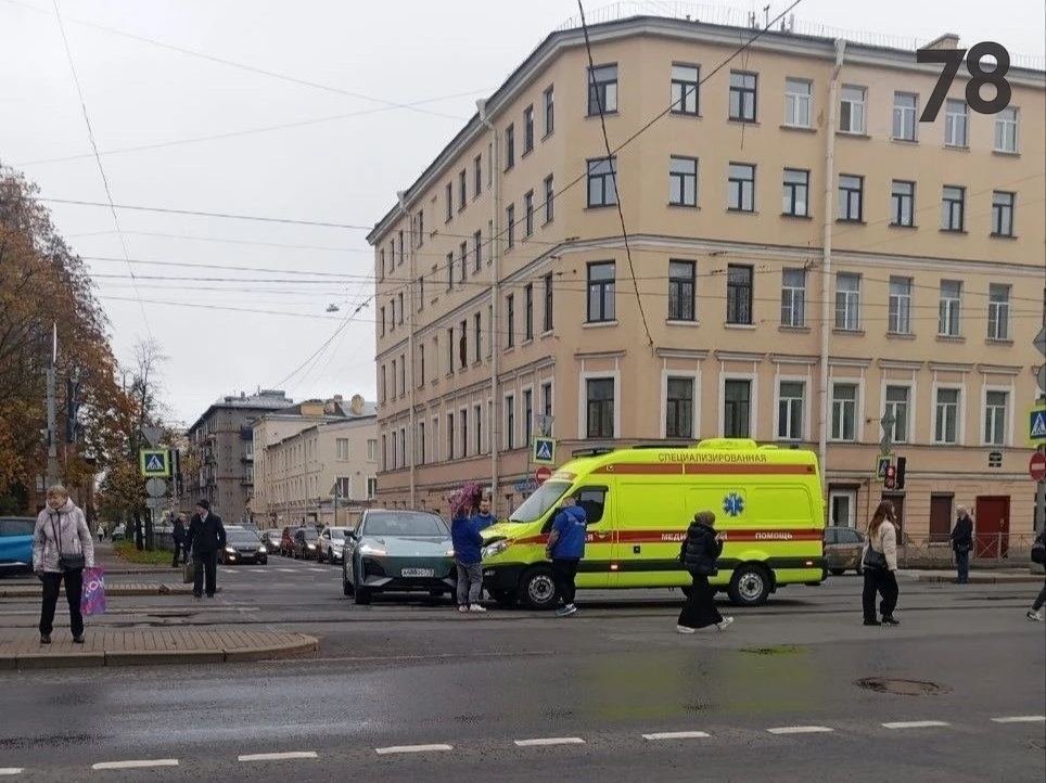В скорую с пациентом влетел автомобиль на Лиговском проспекте
