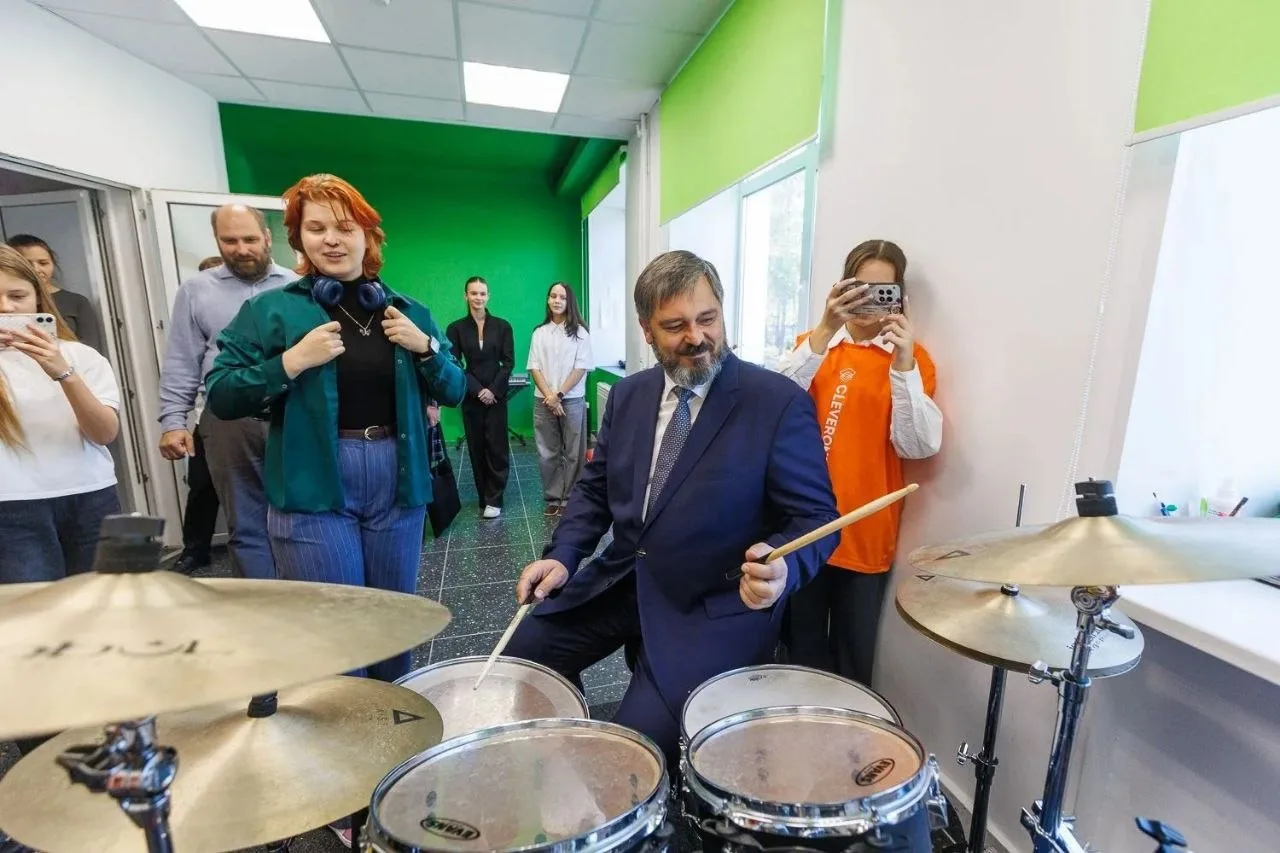 Пятничное: глава Дзержинска Михаил Клинков за барабанами.