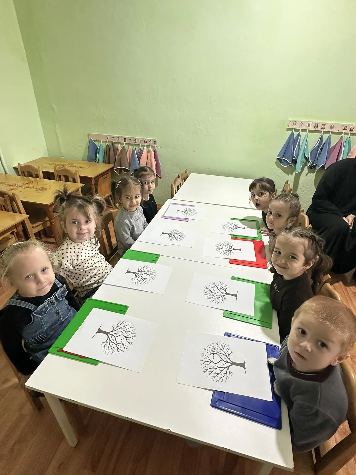 А так же сегодня дети младшей группы лепили листья из пластилина — желтые и оранжевые, ...