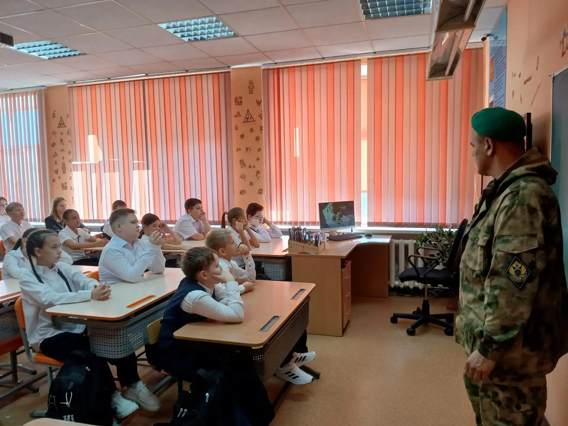 В гостях у 6 «б» — ветеран пограничных войск Роман Леонидович Черепанов