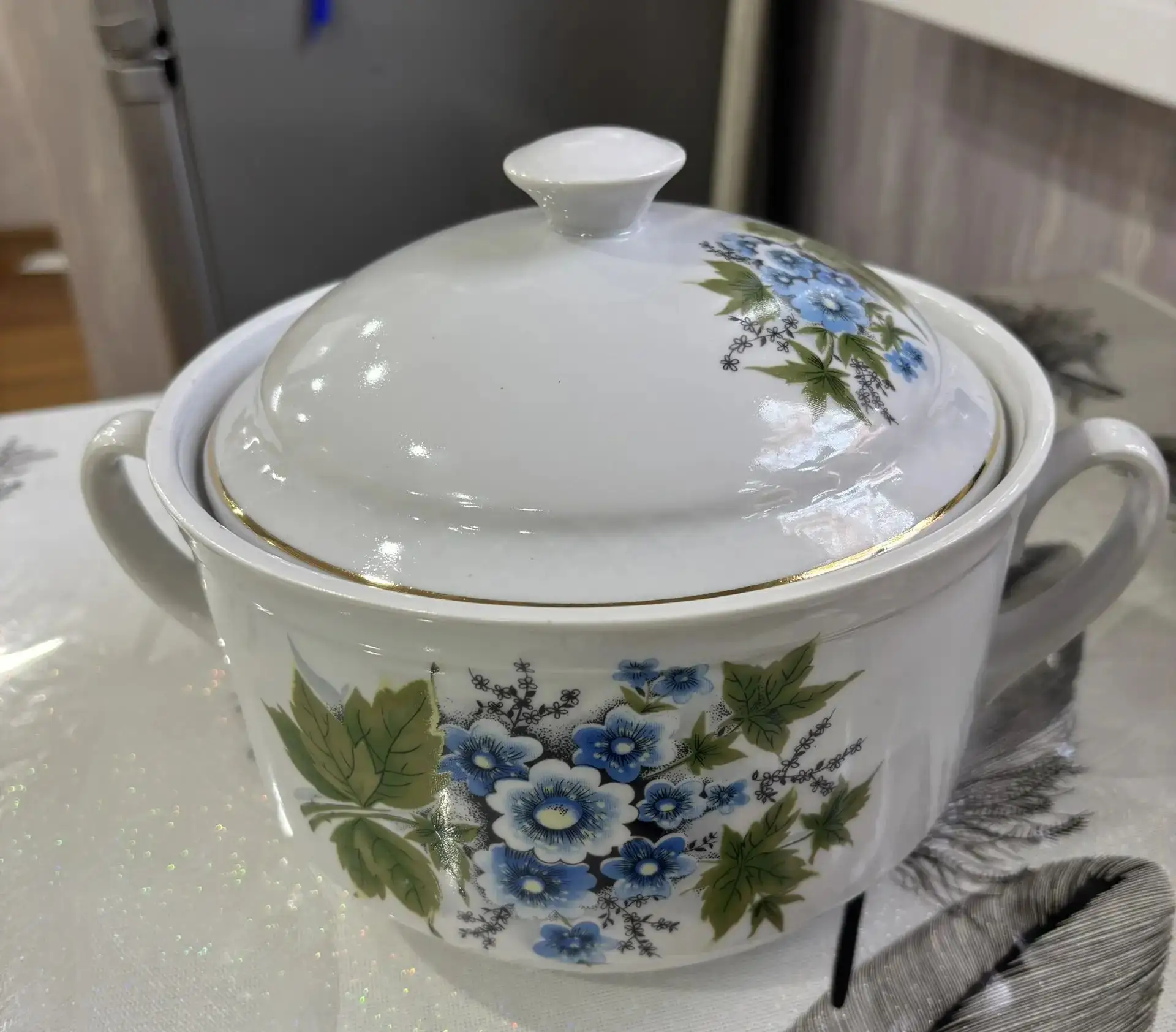 Продам супницы- одна фарфоровая(2 литра), другая курамическая (3 литра) в идеальном сос...