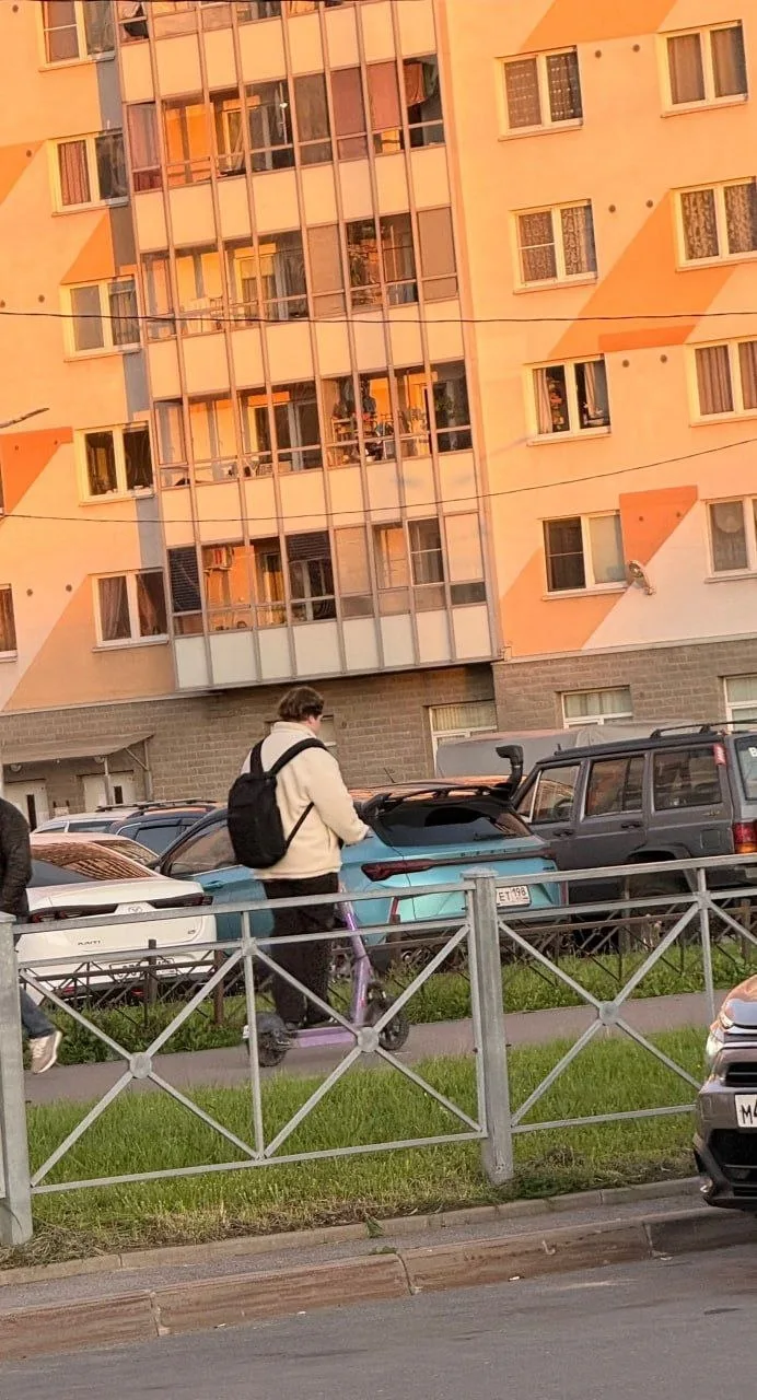 В Петербурге ищут мужчину на самокате, который якобы ударил по ягодицам двух мам с коля...