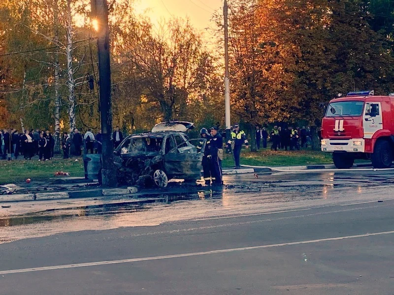 ❗️На кольце у «Океана» в Тамбове внедорожник врезался в столб и загорелся