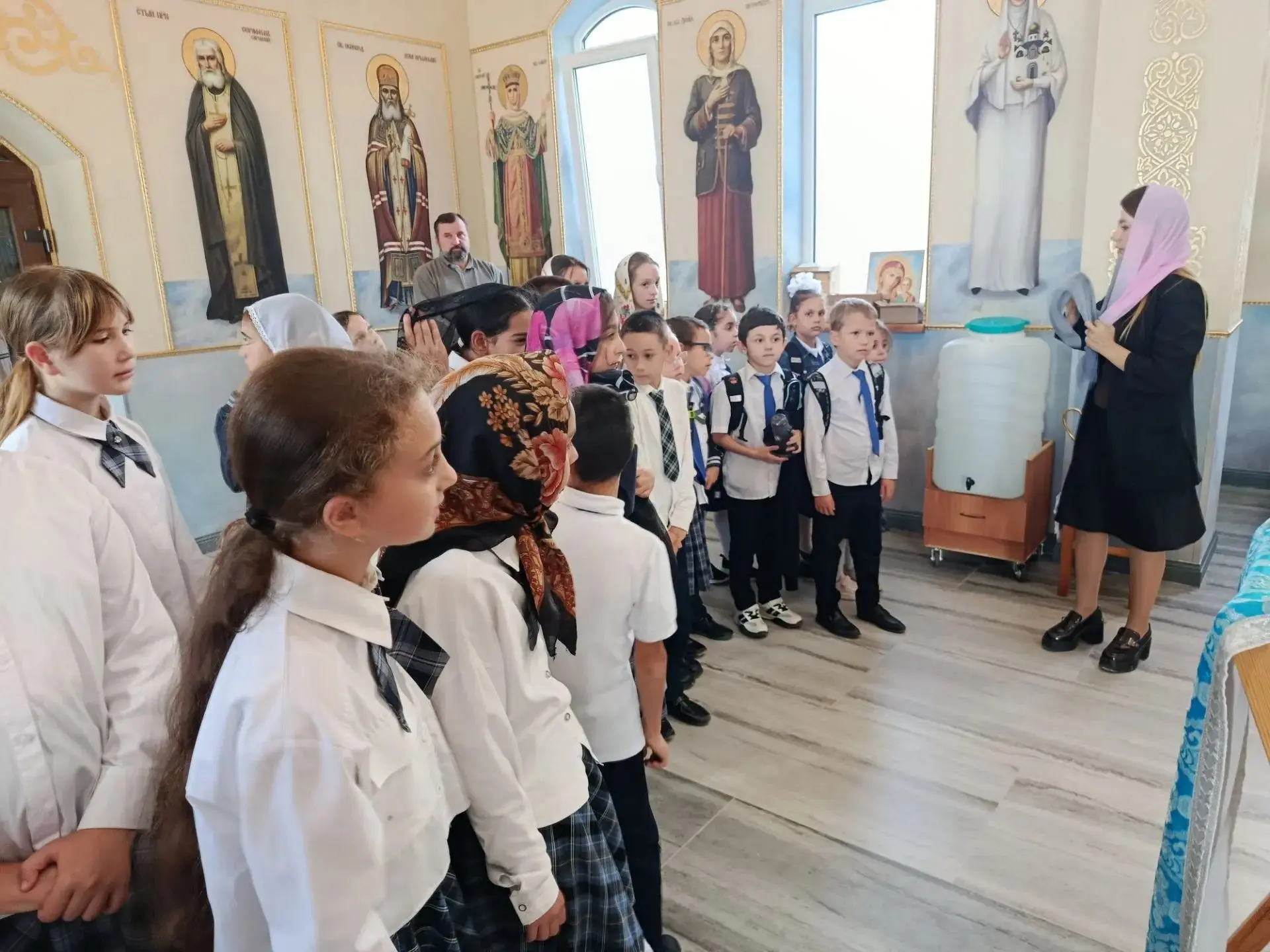 🎉 В праздник Покрова учащиеся 1 «Б» и 4 «Б» классов вместе с классными руководителями ...