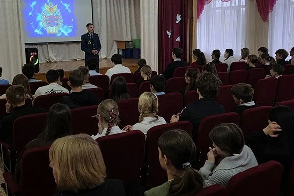 Продолжая цикл профориентационных встреч: о службе в УИС и вузах ФСИН России узнали уче...