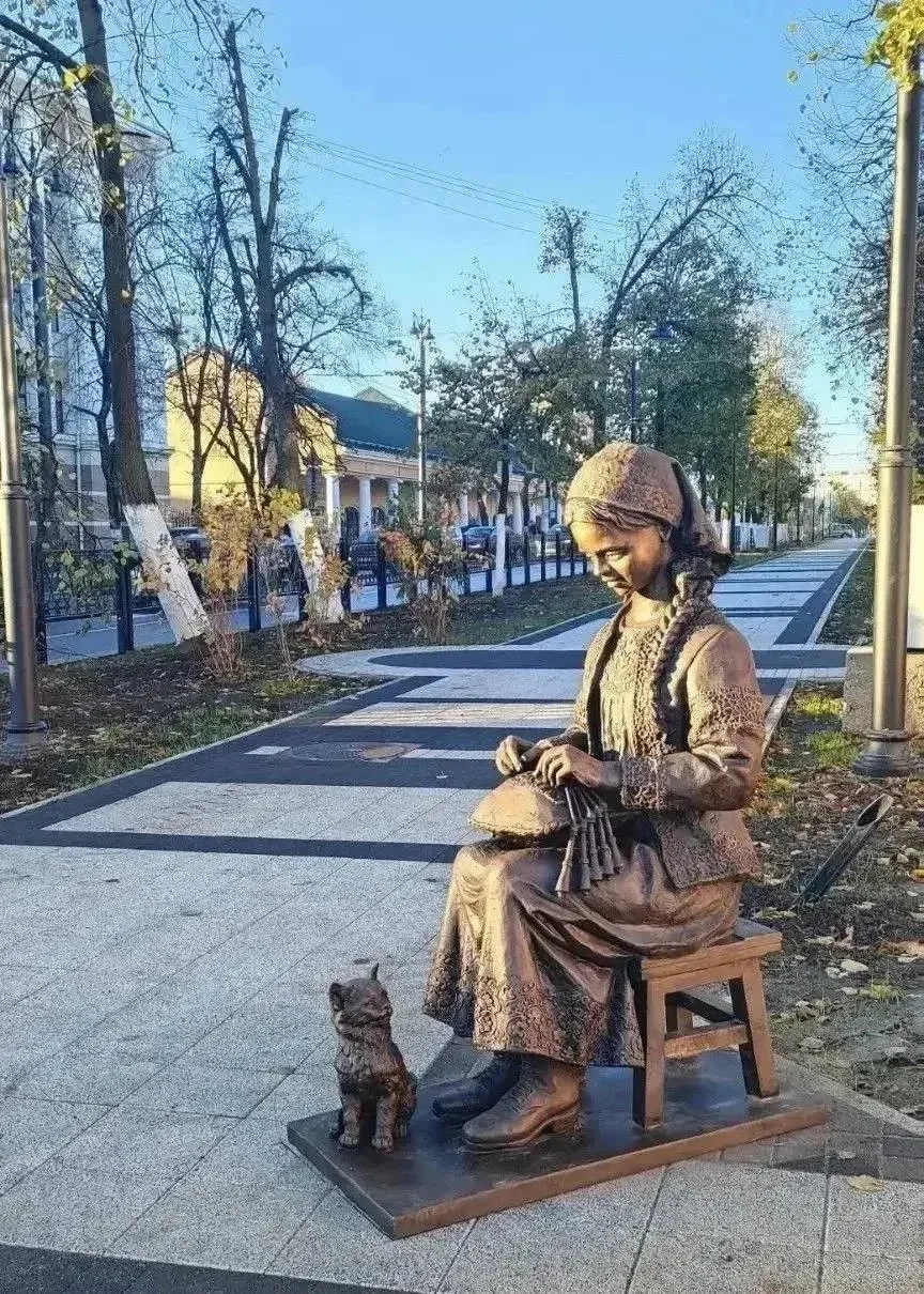 В Вологде появилась новая фигурка. Это девочка-кружевница, символ кружевоплетения. Мило...
