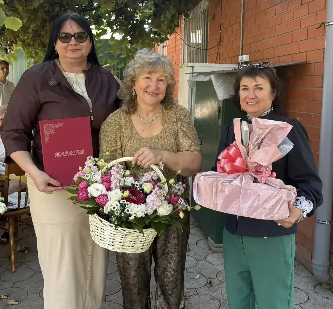Поздравили с юбилеем почётного гражданина Темрюкского района 💐