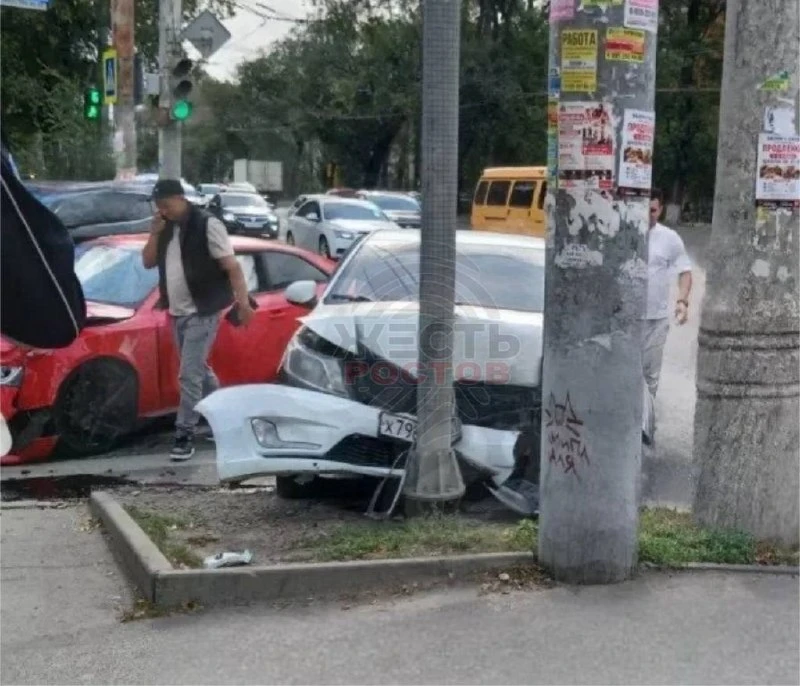 ⚡️ В Ростове Kia Rio после столкновения с Audi отбросило в столб
