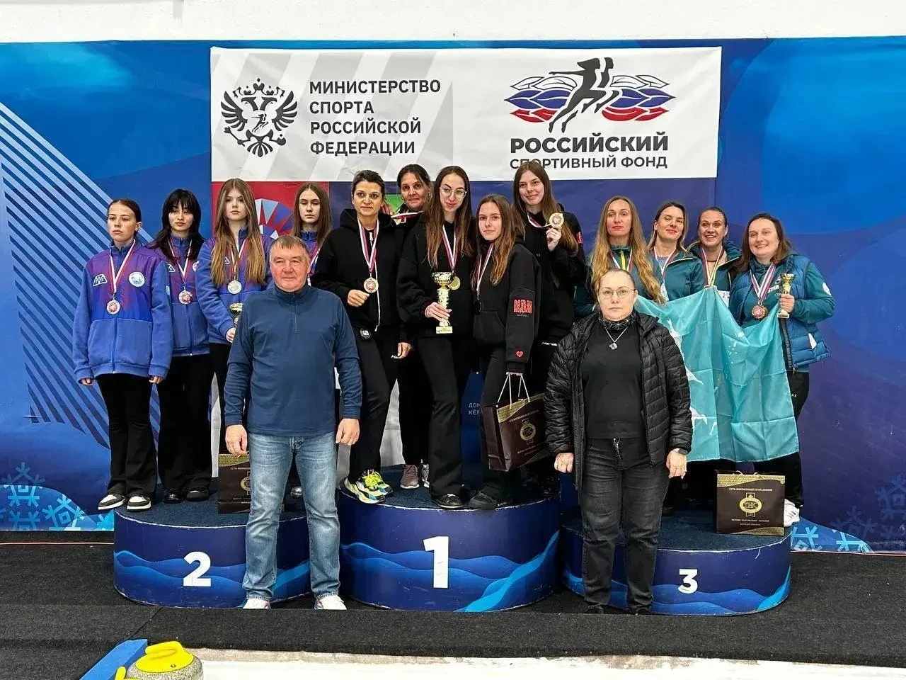 Во Владивостоке проходил чемпионат дальневосточного федерального округа по керлингу, уч...