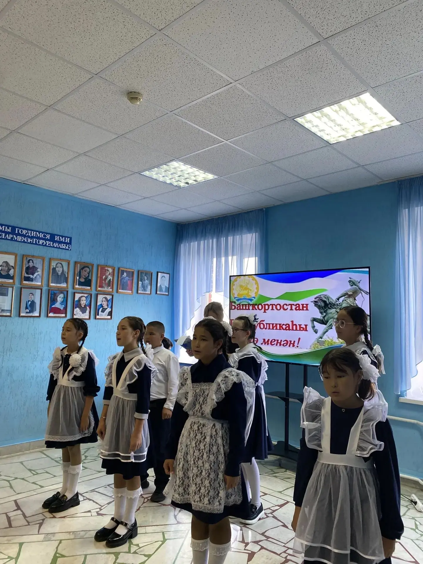 В МОБУ СОШ д. Тереклы прошла тёплая и торжественная линейка в честь Дня Республики Башк...