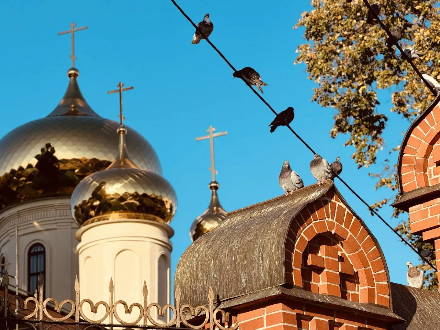 Эксклюзивными изразцами украсили фасад Троицкого храма